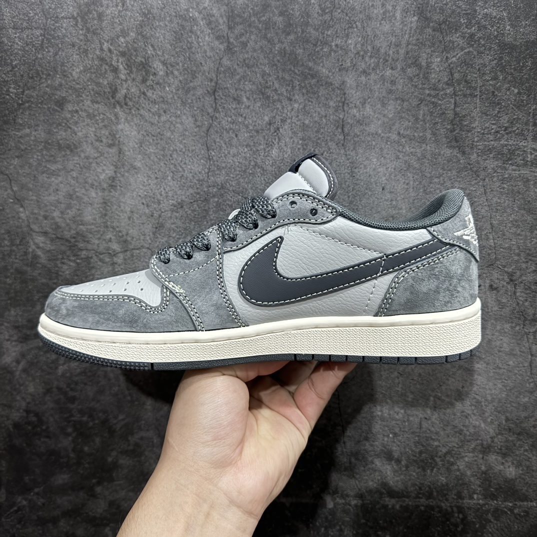 图片[2]-【定制版】Travis Scott x Fragment Design x Air Jordan 1 Low OG SP AJ1 乔1 斯图西联名-陨石灰 低帮文化休闲板鞋 SJ2068-120rn#多方联名合作融合了Travis Scott 独特的音乐风格，藤原浩个性的设计风格以及Jordan品牌的经典元素 使其成为一双具有独特身份和价值的鞋子 清新而立体的外观加上联名标识更突出了其独特身份 这种配色方案显示出活力和时尚感 在视觉上引人注目  鞋身的质感和细腻的细节处理使其显得高端而格调十足  这款“倒钩”联名是设计与创意完美结合  融合多方的个性风格是一款备受瞩目的潮流鞋款r 尺码：36 36.5 37.5 38 38.5 39 40 40.5 41 42 42.5 43 44 44.5 45 5 编码：HXS320340-鞋库