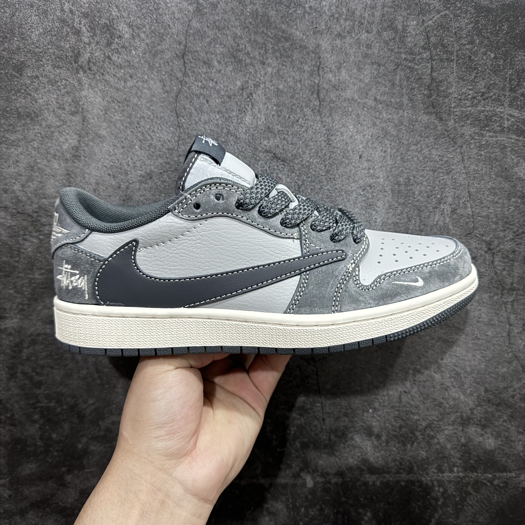 【定制版】Travis Scott x Fragment Design x Air Jordan 1 Low OG SP AJ1 乔1 斯图西联名-陨石灰 低帮文化休闲板鞋 SJ2068-120rn#多方联名合作融合了Travis Scott 独特的音乐风格，藤原浩个性的设计风格以及Jordan品牌的经典元素 使其成为一双具有独特身份和价值的鞋子 清新而立体的外观加上联名标识更突出了其独特身份 这种配色方案显示出活力和时尚感 在视觉上引人注目  鞋身的质感和细腻的细节处理使其显得高端而格调十足  这款“倒钩”联名是设计与创意完美结合  融合多方的个性风格是一款备受瞩目的潮流鞋款r 尺码：36 36.5 37.5 38 38.5 39 40 40.5 41 42 42.5 43 44 44.5 45 5 编码：HXS320340-鞋库