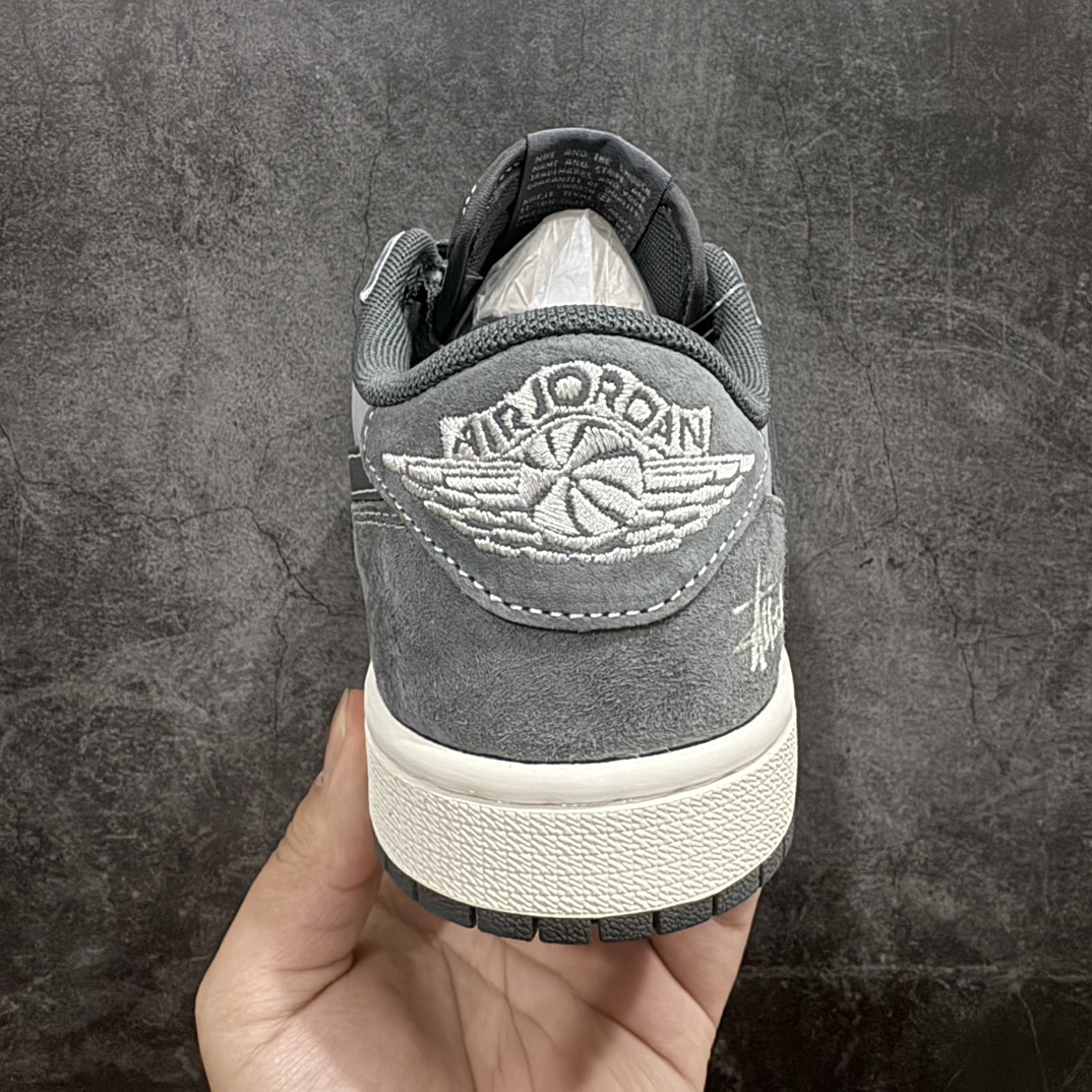 图片[4]-【定制版】Travis Scott x Fragment Design x Air Jordan 1 Low OG SP AJ1 乔1 斯图西联名-陨石灰 低帮文化休闲板鞋 SJ2068-120rn#多方联名合作融合了Travis Scott 独特的音乐风格，藤原浩个性的设计风格以及Jordan品牌的经典元素 使其成为一双具有独特身份和价值的鞋子 清新而立体的外观加上联名标识更突出了其独特身份 这种配色方案显示出活力和时尚感 在视觉上引人注目  鞋身的质感和细腻的细节处理使其显得高端而格调十足  这款“倒钩”联名是设计与创意完美结合  融合多方的个性风格是一款备受瞩目的潮流鞋款r 尺码：36 36.5 37.5 38 38.5 39 40 40.5 41 42 42.5 43 44 44.5 45 5 编码：HXS320340-鞋库