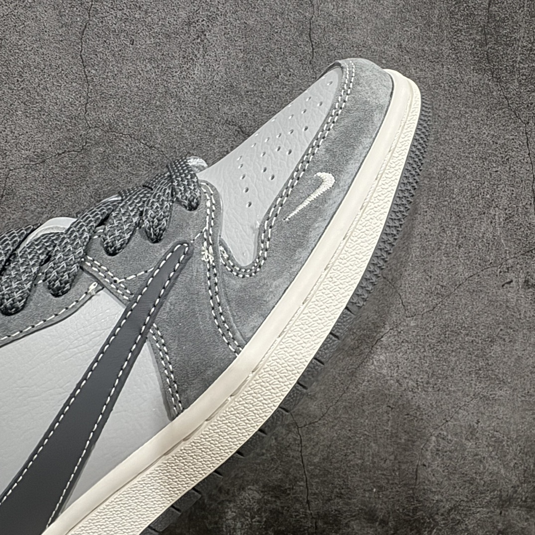 图片[6]-【定制版】Travis Scott x Fragment Design x Air Jordan 1 Low OG SP AJ1 乔1 斯图西联名-陨石灰 低帮文化休闲板鞋 SJ2068-120rn#多方联名合作融合了Travis Scott 独特的音乐风格，藤原浩个性的设计风格以及Jordan品牌的经典元素 使其成为一双具有独特身份和价值的鞋子 清新而立体的外观加上联名标识更突出了其独特身份 这种配色方案显示出活力和时尚感 在视觉上引人注目  鞋身的质感和细腻的细节处理使其显得高端而格调十足  这款“倒钩”联名是设计与创意完美结合  融合多方的个性风格是一款备受瞩目的潮流鞋款r 尺码：36 36.5 37.5 38 38.5 39 40 40.5 41 42 42.5 43 44 44.5 45 5 编码：HXS320340-鞋库