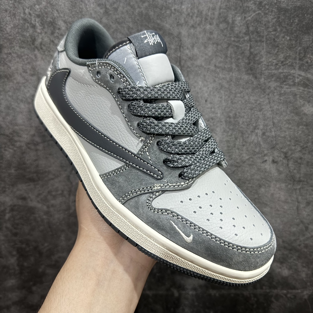 图片[3]-【定制版】Travis Scott x Fragment Design x Air Jordan 1 Low OG SP AJ1 乔1 斯图西联名-陨石灰 低帮文化休闲板鞋 SJ2068-120rn#多方联名合作融合了Travis Scott 独特的音乐风格，藤原浩个性的设计风格以及Jordan品牌的经典元素 使其成为一双具有独特身份和价值的鞋子 清新而立体的外观加上联名标识更突出了其独特身份 这种配色方案显示出活力和时尚感 在视觉上引人注目  鞋身的质感和细腻的细节处理使其显得高端而格调十足  这款“倒钩”联名是设计与创意完美结合  融合多方的个性风格是一款备受瞩目的潮流鞋款r 尺码：36 36.5 37.5 38 38.5 39 40 40.5 41 42 42.5 43 44 44.5 45 5 编码：HXS320340-鞋库