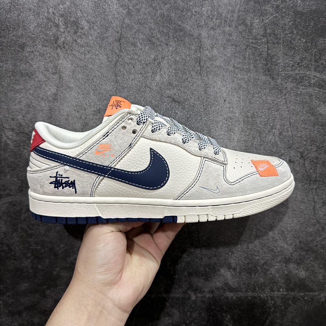 【定制版】Nk SB Dunk Low 斯图西联名-贴布灰白深蓝勾 周年高端定制 低帮休闲板鞋 MM1089-025rn#定制鞋盒 大厂纯原品质出货 超高清洁度 皮料切割干净无任何毛边 细节完美 r 尺码：36 36.5 37.5 38 38.5 39 40 40.5 41 42 42.5 43 44 44.5 45 编码：HXS320340-鞋库