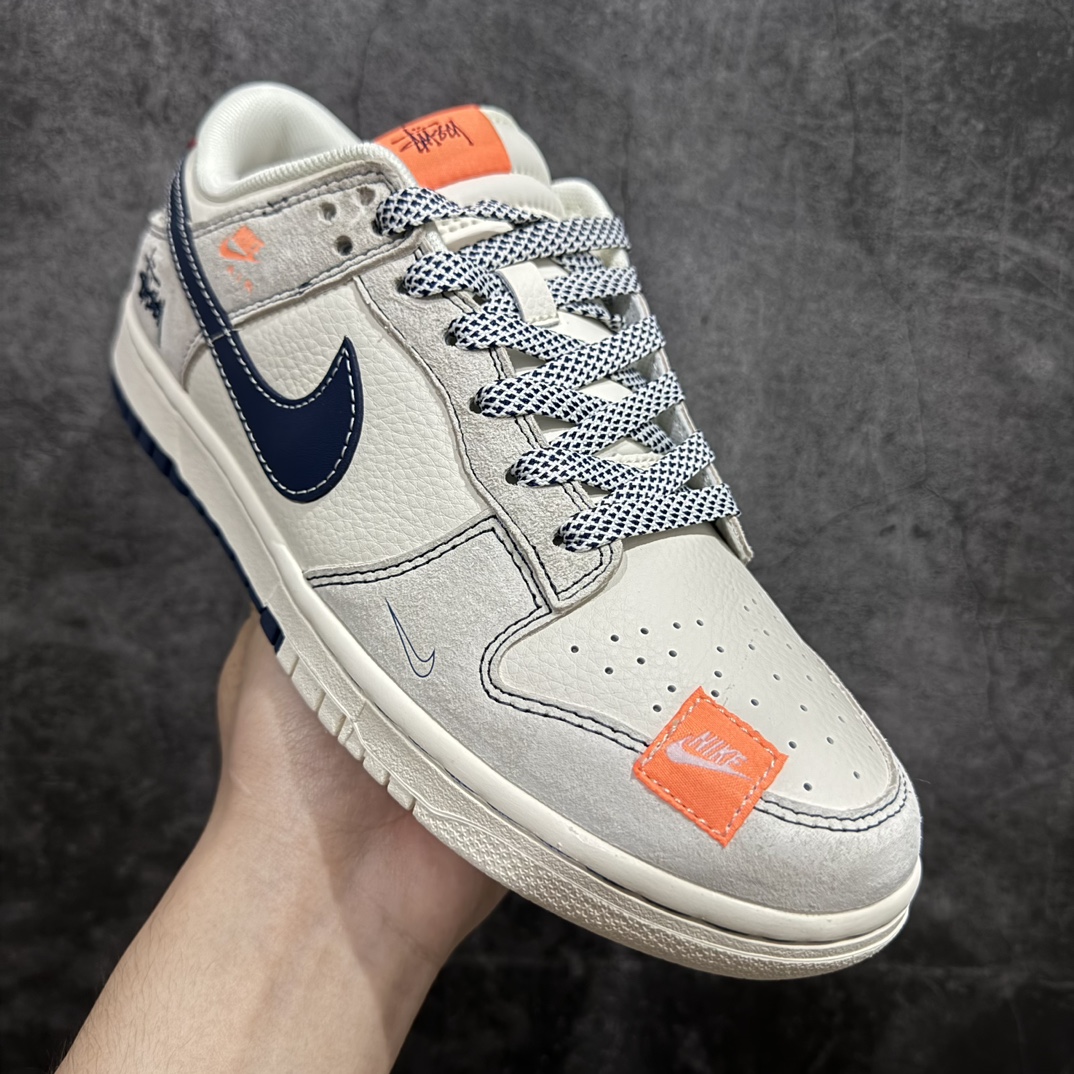 图片[3]-【定制版】Nk SB Dunk Low 斯图西联名-贴布灰白深蓝勾 周年高端定制 低帮休闲板鞋 MM1089-025rn#定制鞋盒 大厂纯原品质出货 超高清洁度 皮料切割干净无任何毛边 细节完美 r 尺码：36 36.5 37.5 38 38.5 39 40 40.5 41 42 42.5 43 44 44.5 45 编码：HXS320340-鞋库