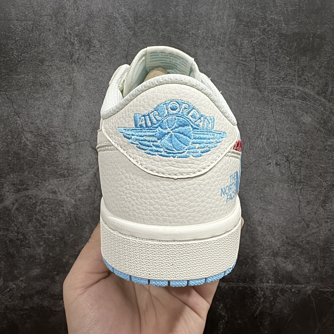 图片[4]-【定制版】Travis Scott x Fragment Design x Air Jordan 1 Low OG SP AJ1 乔1 Supreme北面联名-米白水蓝 低帮文化休闲板鞋 DIY1688-002rn#多方联名合作融合了Travis Scott 独特的音乐风格，藤原浩个性的设计风格以及Jordan品牌的经典元素 使其成为一双具有独特身份和价值的鞋子 清新而立体的外观加上联名标识更突出了其独特身份 这种配色方案显示出活力和时尚感 在视觉上引人注目  鞋身的质感和细腻的细节处理使其显得高端而格调十足  这款“倒钩”联名是设计与创意完美结合  融合多方的个性风格是一款备受瞩目的潮流鞋款r 尺码：36 36.5 37.5 38 38.5 39 40 40.5 41 42 42.5 43 44 44.5 45 编码：HXS320340-鞋库