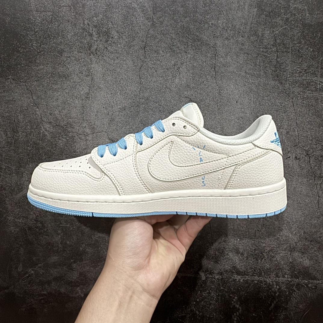 图片[2]-【定制版】Travis Scott x Fragment Design x Air Jordan 1 Low OG SP AJ1 乔1 Supreme北面联名-米白水蓝 低帮文化休闲板鞋 DIY1688-002rn#多方联名合作融合了Travis Scott 独特的音乐风格，藤原浩个性的设计风格以及Jordan品牌的经典元素 使其成为一双具有独特身份和价值的鞋子 清新而立体的外观加上联名标识更突出了其独特身份 这种配色方案显示出活力和时尚感 在视觉上引人注目  鞋身的质感和细腻的细节处理使其显得高端而格调十足  这款“倒钩”联名是设计与创意完美结合  融合多方的个性风格是一款备受瞩目的潮流鞋款r 尺码：36 36.5 37.5 38 38.5 39 40 40.5 41 42 42.5 43 44 44.5 45 编码：HXS320340-鞋库