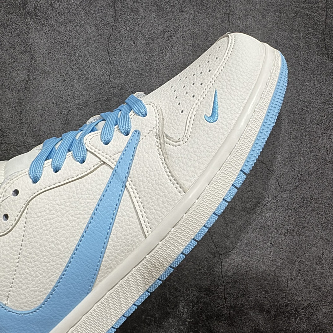 图片[6]-【定制版】Travis Scott x Fragment Design x Air Jordan 1 Low OG SP AJ1 乔1 Supreme北面联名-米白水蓝 低帮文化休闲板鞋 DIY1688-002rn#多方联名合作融合了Travis Scott 独特的音乐风格，藤原浩个性的设计风格以及Jordan品牌的经典元素 使其成为一双具有独特身份和价值的鞋子 清新而立体的外观加上联名标识更突出了其独特身份 这种配色方案显示出活力和时尚感 在视觉上引人注目  鞋身的质感和细腻的细节处理使其显得高端而格调十足  这款“倒钩”联名是设计与创意完美结合  融合多方的个性风格是一款备受瞩目的潮流鞋款r 尺码：36 36.5 37.5 38 38.5 39 40 40.5 41 42 42.5 43 44 44.5 45 编码：HXS320340-鞋库