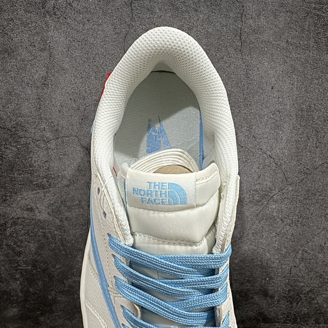 图片[8]-【定制版】Travis Scott x Fragment Design x Air Jordan 1 Low OG SP AJ1 乔1 Supreme北面联名-米白水蓝 低帮文化休闲板鞋 DIY1688-002rn#多方联名合作融合了Travis Scott 独特的音乐风格，藤原浩个性的设计风格以及Jordan品牌的经典元素 使其成为一双具有独特身份和价值的鞋子 清新而立体的外观加上联名标识更突出了其独特身份 这种配色方案显示出活力和时尚感 在视觉上引人注目  鞋身的质感和细腻的细节处理使其显得高端而格调十足  这款“倒钩”联名是设计与创意完美结合  融合多方的个性风格是一款备受瞩目的潮流鞋款r 尺码：36 36.5 37.5 38 38.5 39 40 40.5 41 42 42.5 43 44 44.5 45 编码：HXS320340-鞋库