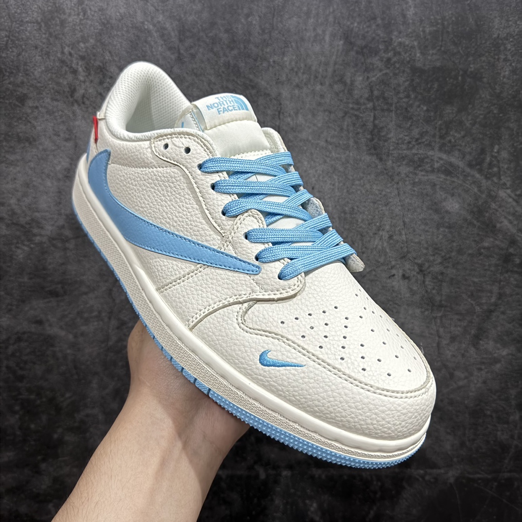 图片[3]-【定制版】Travis Scott x Fragment Design x Air Jordan 1 Low OG SP AJ1 乔1 Supreme北面联名-米白水蓝 低帮文化休闲板鞋 DIY1688-002rn#多方联名合作融合了Travis Scott 独特的音乐风格，藤原浩个性的设计风格以及Jordan品牌的经典元素 使其成为一双具有独特身份和价值的鞋子 清新而立体的外观加上联名标识更突出了其独特身份 这种配色方案显示出活力和时尚感 在视觉上引人注目  鞋身的质感和细腻的细节处理使其显得高端而格调十足  这款“倒钩”联名是设计与创意完美结合  融合多方的个性风格是一款备受瞩目的潮流鞋款r 尺码：36 36.5 37.5 38 38.5 39 40 40.5 41 42 42.5 43 44 44.5 45 编码：HXS320340-鞋库