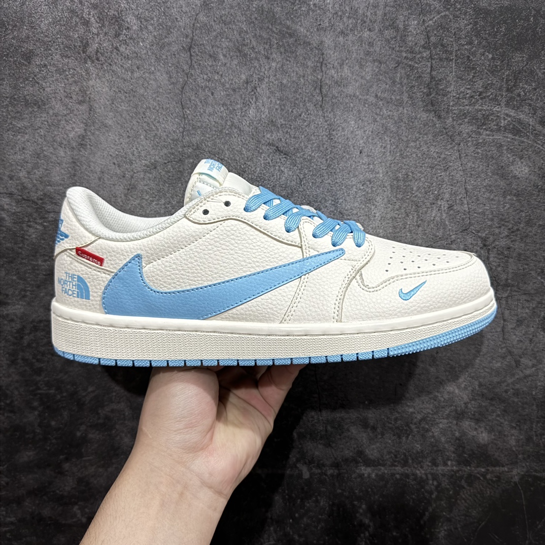 【定制版】Travis Scott x Fragment Design x Air Jordan 1 Low OG SP AJ1 乔1 Supreme北面联名-米白水蓝 低帮文化休闲板鞋 DIY1688-002rn#多方联名合作融合了Travis Scott 独特的音乐风格，藤原浩个性的设计风格以及Jordan品牌的经典元素 使其成为一双具有独特身份和价值的鞋子 清新而立体的外观加上联名标识更突出了其独特身份 这种配色方案显示出活力和时尚感 在视觉上引人注目  鞋身的质感和细腻的细节处理使其显得高端而格调十足  这款“倒钩”联名是设计与创意完美结合  融合多方的个性风格是一款备受瞩目的潮流鞋款r 尺码：36 36.5 37.5 38 38.5 39 40 40.5 41 42 42.5 43 44 44.5 45 编码：HXS320340-鞋库