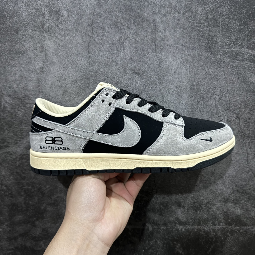 【定制版】NIKE SB Dunk Low x BALENCIAGA 黑灰n公司级出品 极力推荐n原装头层材料 独家版型蒸餾加工n帶來的是更好的视觉和脚感体验n大厂纯原品质出货 清洁度 电绣工艺皮料切割干净无任何毛边 细节完美官方货号：XX9926 026 尺码： 36 36.5 37.5 38 38.5 39 40 40.5 41 42 42.5 43 44 44.5 45 编码：CC280300-鞋库