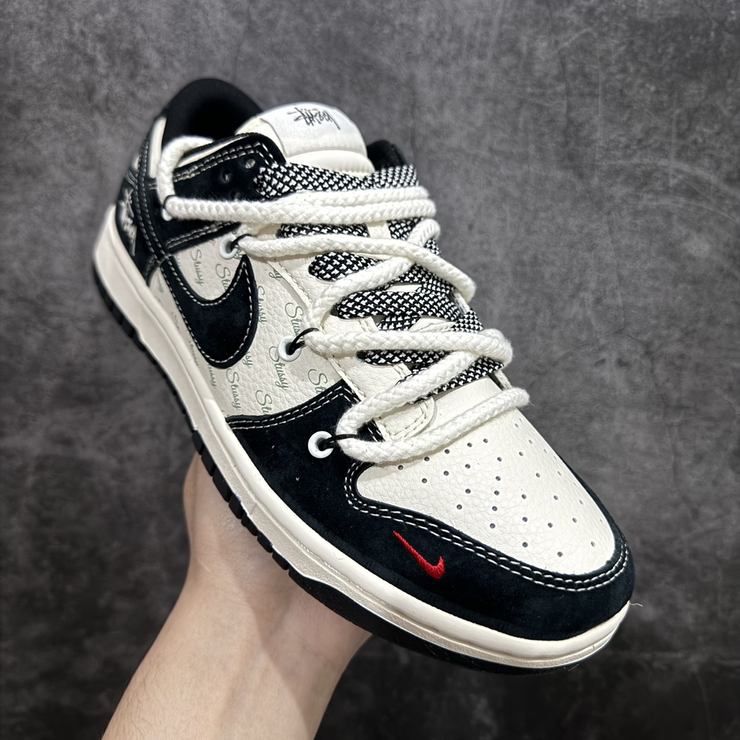 图片[3]-【定制版】Nk SB Dunk Low 斯图西联名-白刺绣黑勾 周年高端定制 低帮休闲板鞋 SJ2068-311rn#定制鞋盒 大厂纯原品质出货 超高清洁度 皮料切割干净无任何毛边 细节完美 r 尺码：36 36.5 37.5 38 38.5 39 40 40.5 41 42 42.5 43 44 44.5 45 编码：HXS340360-鞋库