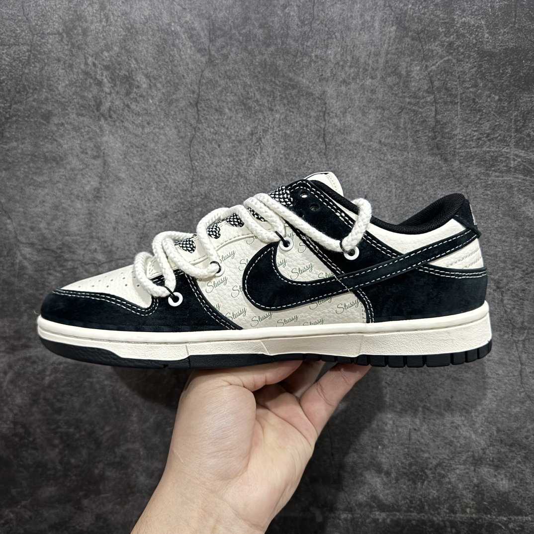 图片[2]-【定制版】Nk SB Dunk Low 斯图西联名-白刺绣黑勾 周年高端定制 低帮休闲板鞋 SJ2068-311rn#定制鞋盒 大厂纯原品质出货 超高清洁度 皮料切割干净无任何毛边 细节完美 r 尺码：36 36.5 37.5 38 38.5 39 40 40.5 41 42 42.5 43 44 44.5 45 编码：HXS340360-鞋库