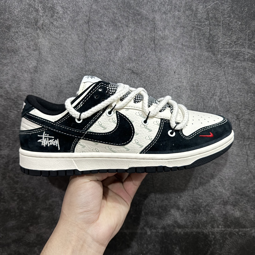 【定制版】Nk SB Dunk Low 斯图西联名-白刺绣黑勾 周年高端定制 低帮休闲板鞋 SJ2068-311rn#定制鞋盒 大厂纯原品质出货 超高清洁度 皮料切割干净无任何毛边 细节完美 r 尺码：36 36.5 37.5 38 38.5 39 40 40.5 41 42 42.5 43 44 44.5 45 编码：HXS340360-鞋库