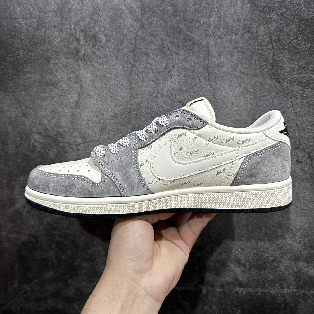 图片[2]-【定制版】Travis Scott x Fragment Design x Air Jordan 1 Low OG SP AJ1 乔1 斯图西联名-铅灰 低帮文化休闲板鞋 XY2688-124rn#多方联名合作融合了Travis Scott 独特的音乐风格，藤原浩个性的设计风格以及Jordan品牌的经典元素 使其成为一双具有独特身份和价值的鞋子 清新而立体的外观加上联名标识更突出了其独特身份 这种配色方案显示出活力和时尚感 在视觉上引人注目  鞋身的质感和细腻的细节处理使其显得高端而格调十足  这款“倒钩”联名是设计与创意完美结合  融合多方的个性风格是一款备受瞩目的潮流鞋款r 尺码：36 36.5 37.5 38 38.5 39 40 40.5 41 42 42.5 43 44 44.5 45 编码：HXS330340-鞋库