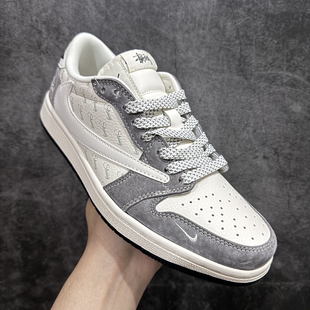 图片[3]-【定制版】Travis Scott x Fragment Design x Air Jordan 1 Low OG SP AJ1 乔1 斯图西联名-铅灰 低帮文化休闲板鞋 XY2688-124rn#多方联名合作融合了Travis Scott 独特的音乐风格，藤原浩个性的设计风格以及Jordan品牌的经典元素 使其成为一双具有独特身份和价值的鞋子 清新而立体的外观加上联名标识更突出了其独特身份 这种配色方案显示出活力和时尚感 在视觉上引人注目  鞋身的质感和细腻的细节处理使其显得高端而格调十足  这款“倒钩”联名是设计与创意完美结合  融合多方的个性风格是一款备受瞩目的潮流鞋款r 尺码：36 36.5 37.5 38 38.5 39 40 40.5 41 42 42.5 43 44 44.5 45 编码：HXS330340-鞋库