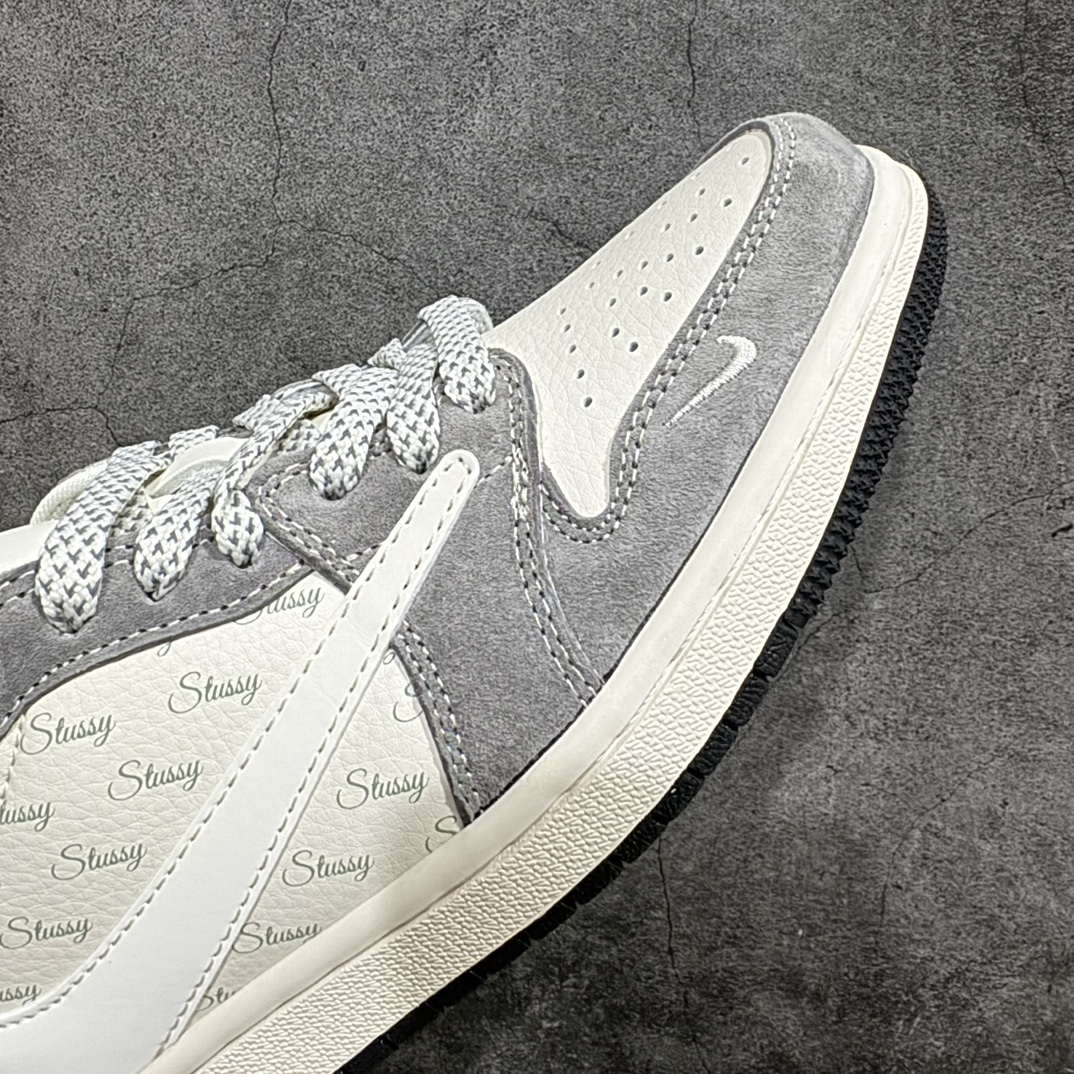 图片[6]-【定制版】Travis Scott x Fragment Design x Air Jordan 1 Low OG SP AJ1 乔1 斯图西联名-铅灰 低帮文化休闲板鞋 XY2688-124rn#多方联名合作融合了Travis Scott 独特的音乐风格，藤原浩个性的设计风格以及Jordan品牌的经典元素 使其成为一双具有独特身份和价值的鞋子 清新而立体的外观加上联名标识更突出了其独特身份 这种配色方案显示出活力和时尚感 在视觉上引人注目  鞋身的质感和细腻的细节处理使其显得高端而格调十足  这款“倒钩”联名是设计与创意完美结合  融合多方的个性风格是一款备受瞩目的潮流鞋款r 尺码：36 36.5 37.5 38 38.5 39 40 40.5 41 42 42.5 43 44 44.5 45 编码：HXS330340-鞋库