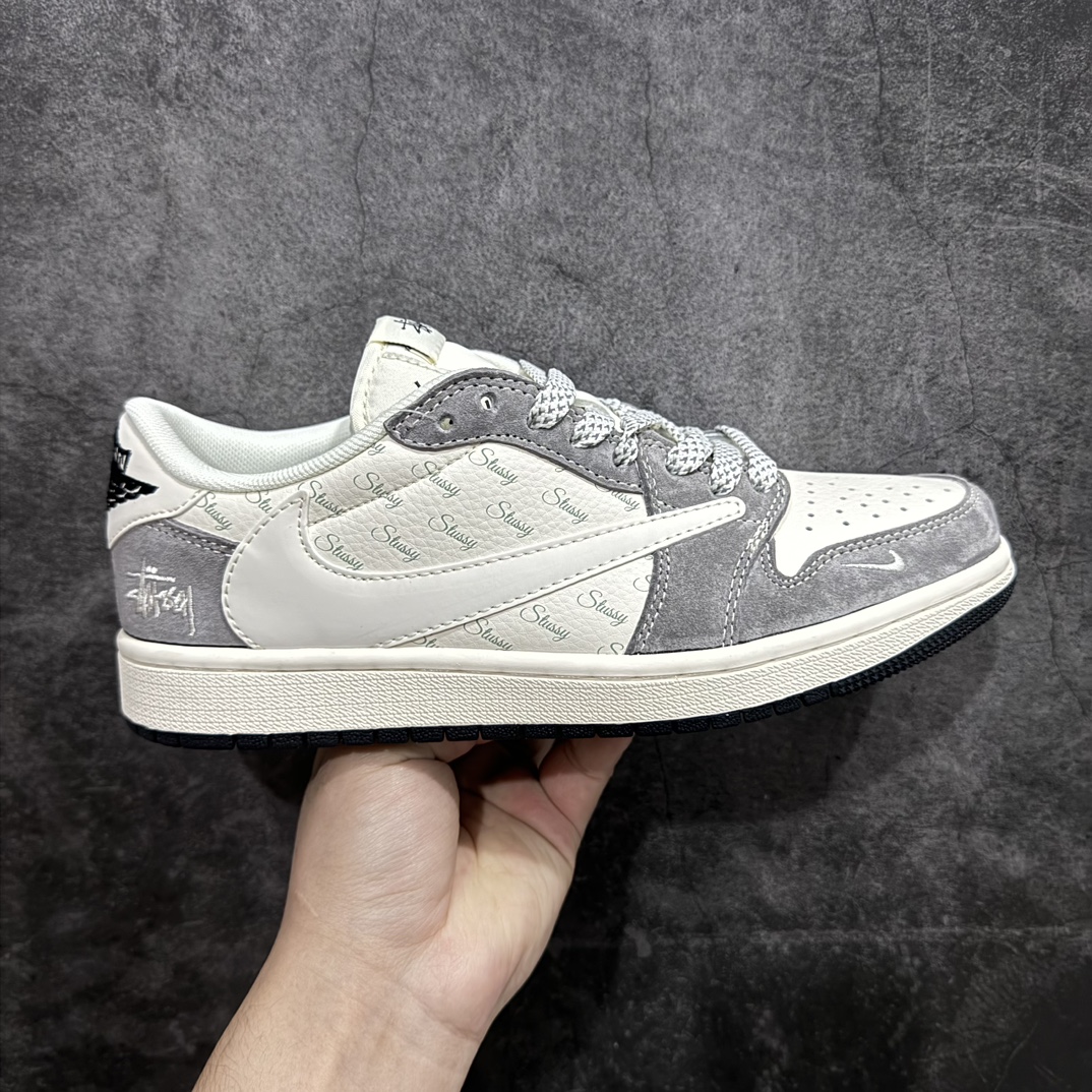 【定制版】Travis Scott x Fragment Design x Air Jordan 1 Low OG SP AJ1 乔1 斯图西联名-铅灰 低帮文化休闲板鞋 XY2688-124rn#多方联名合作融合了Travis Scott 独特的音乐风格，藤原浩个性的设计风格以及Jordan品牌的经典元素 使其成为一双具有独特身份和价值的鞋子 清新而立体的外观加上联名标识更突出了其独特身份 这种配色方案显示出活力和时尚感 在视觉上引人注目  鞋身的质感和细腻的细节处理使其显得高端而格调十足  这款“倒钩”联名是设计与创意完美结合  融合多方的个性风格是一款备受瞩目的潮流鞋款r 尺码：36 36.5 37.5 38 38.5 39 40 40.5 41 42 42.5 43 44 44.5 45 编码：HXS330340-鞋库