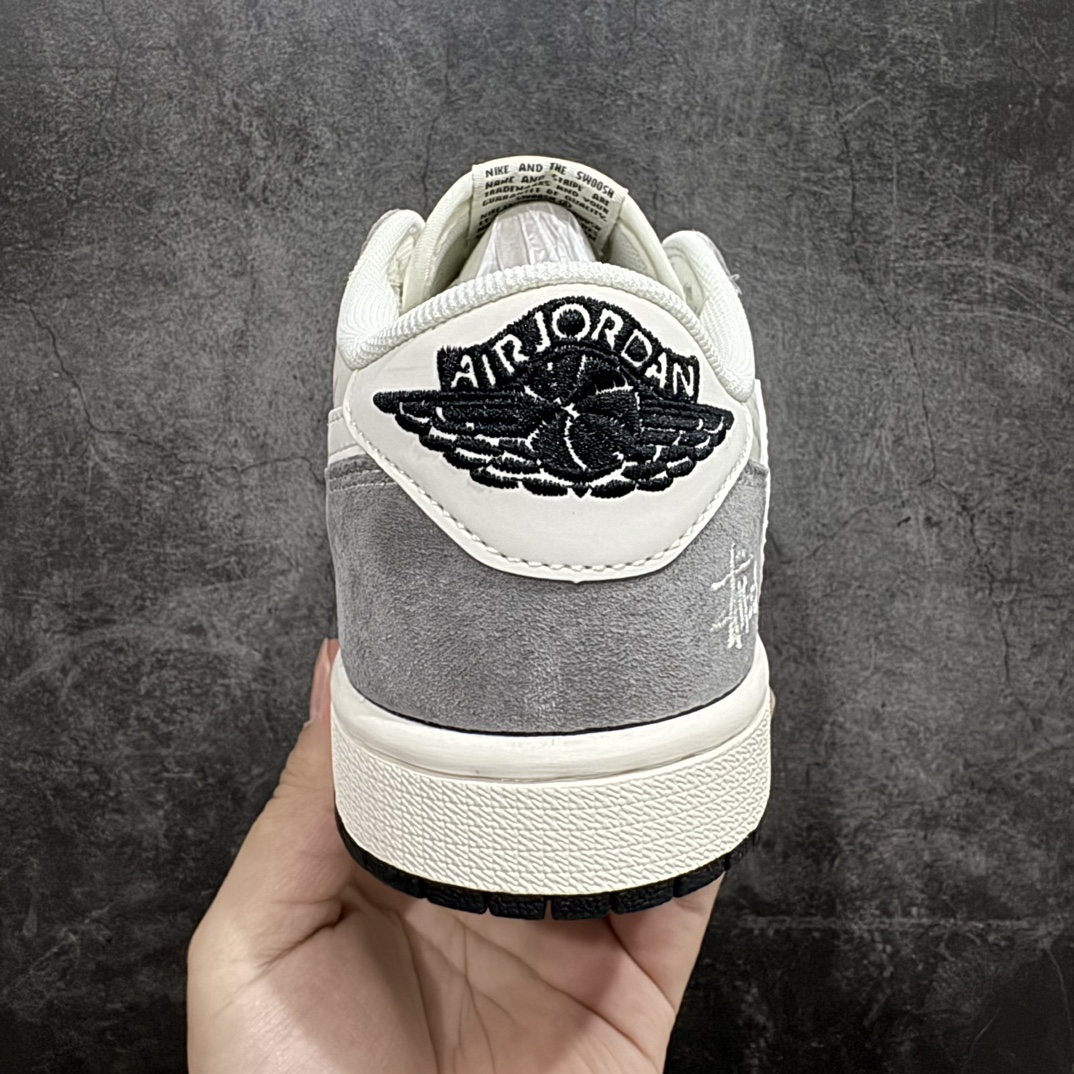 图片[4]-【定制版】Travis Scott x Fragment Design x Air Jordan 1 Low OG SP AJ1 乔1 斯图西联名-铅灰 低帮文化休闲板鞋 XY2688-124rn#多方联名合作融合了Travis Scott 独特的音乐风格，藤原浩个性的设计风格以及Jordan品牌的经典元素 使其成为一双具有独特身份和价值的鞋子 清新而立体的外观加上联名标识更突出了其独特身份 这种配色方案显示出活力和时尚感 在视觉上引人注目  鞋身的质感和细腻的细节处理使其显得高端而格调十足  这款“倒钩”联名是设计与创意完美结合  融合多方的个性风格是一款备受瞩目的潮流鞋款r 尺码：36 36.5 37.5 38 38.5 39 40 40.5 41 42 42.5 43 44 44.5 45 编码：HXS330340-鞋库