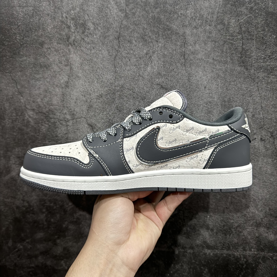 图片[2]-【定制版】Travis Scott x Fragment Design x Air Jordan 1 Low OG SP AJ1 乔1 斯图西联名-黑夜之影 低帮文化休闲板鞋 XZ3398-003rn#多方联名合作融合了Travis Scott 独特的音乐风格，藤原浩个性的设计风格以及Jordan品牌的经典元素 使其成为一双具有独特身份和价值的鞋子 清新而立体的外观加上联名标识更突出了其独特身份 这种配色方案显示出活力和时尚感 在视觉上引人注目  鞋身的质感和细腻的细节处理使其显得高端而格调十足  这款“倒钩”联名是设计与创意完美结合  融合多方的个性风格是一款备受瞩目的潮流鞋款r 尺码：36 36.5 37.5 38 38.5 39 40 40.5 41 42 42.5 43 44 44.5 45 编码：HXS330340-鞋库