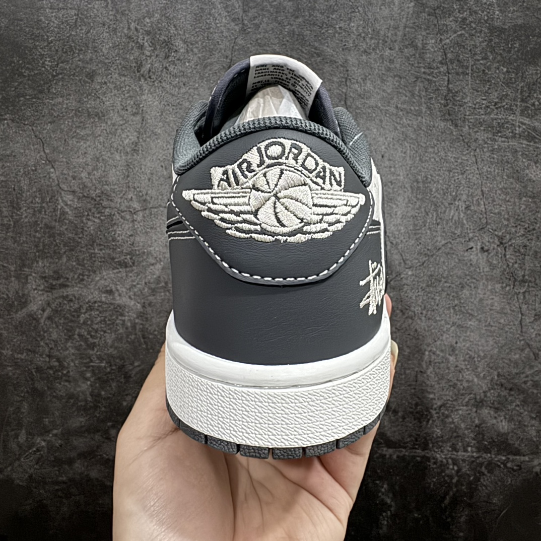 图片[4]-【定制版】Travis Scott x Fragment Design x Air Jordan 1 Low OG SP AJ1 乔1 斯图西联名-黑夜之影 低帮文化休闲板鞋 XZ3398-003rn#多方联名合作融合了Travis Scott 独特的音乐风格，藤原浩个性的设计风格以及Jordan品牌的经典元素 使其成为一双具有独特身份和价值的鞋子 清新而立体的外观加上联名标识更突出了其独特身份 这种配色方案显示出活力和时尚感 在视觉上引人注目  鞋身的质感和细腻的细节处理使其显得高端而格调十足  这款“倒钩”联名是设计与创意完美结合  融合多方的个性风格是一款备受瞩目的潮流鞋款r 尺码：36 36.5 37.5 38 38.5 39 40 40.5 41 42 42.5 43 44 44.5 45 编码：HXS330340-鞋库