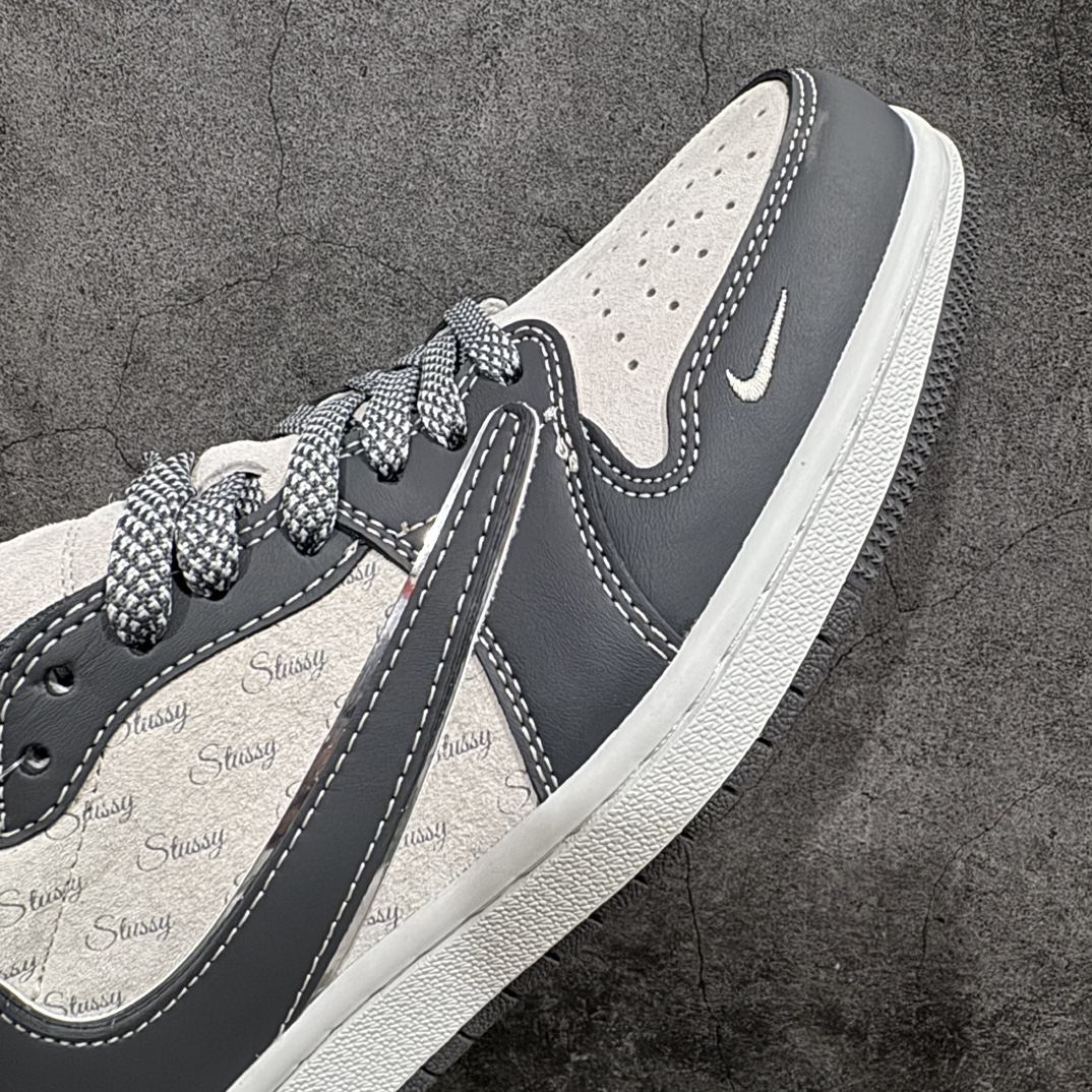 图片[6]-【定制版】Travis Scott x Fragment Design x Air Jordan 1 Low OG SP AJ1 乔1 斯图西联名-黑夜之影 低帮文化休闲板鞋 XZ3398-003rn#多方联名合作融合了Travis Scott 独特的音乐风格，藤原浩个性的设计风格以及Jordan品牌的经典元素 使其成为一双具有独特身份和价值的鞋子 清新而立体的外观加上联名标识更突出了其独特身份 这种配色方案显示出活力和时尚感 在视觉上引人注目  鞋身的质感和细腻的细节处理使其显得高端而格调十足  这款“倒钩”联名是设计与创意完美结合  融合多方的个性风格是一款备受瞩目的潮流鞋款r 尺码：36 36.5 37.5 38 38.5 39 40 40.5 41 42 42.5 43 44 44.5 45 编码：HXS330340-鞋库