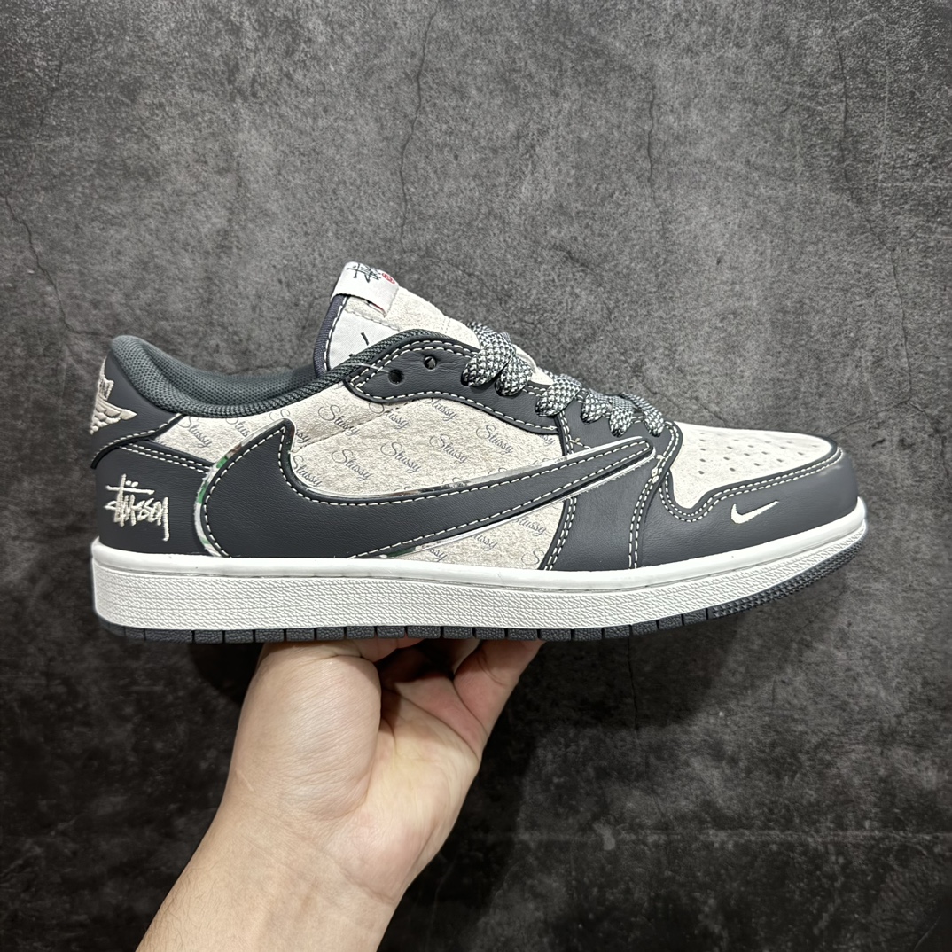 【定制版】Travis Scott x Fragment Design x Air Jordan 1 Low OG SP AJ1 乔1 斯图西联名-黑夜之影 低帮文化休闲板鞋 XZ3398-003rn#多方联名合作融合了Travis Scott 独特的音乐风格，藤原浩个性的设计风格以及Jordan品牌的经典元素 使其成为一双具有独特身份和价值的鞋子 清新而立体的外观加上联名标识更突出了其独特身份 这种配色方案显示出活力和时尚感 在视觉上引人注目  鞋身的质感和细腻的细节处理使其显得高端而格调十足  这款“倒钩”联名是设计与创意完美结合  融合多方的个性风格是一款备受瞩目的潮流鞋款r 尺码：36 36.5 37.5 38 38.5 39 40 40.5 41 42 42.5 43 44 44.5 45 编码：HXS330340-鞋库