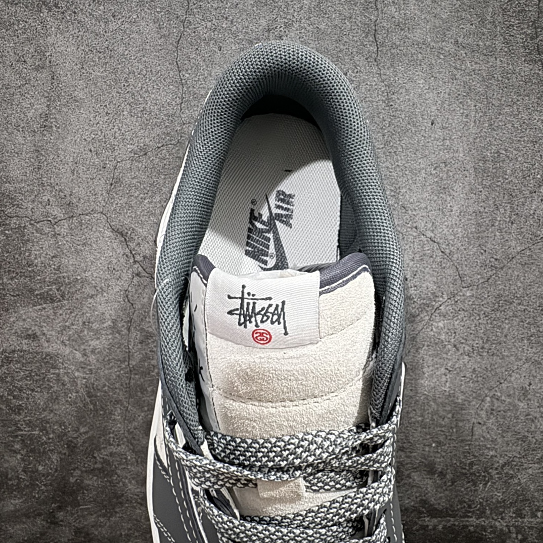 图片[8]-【定制版】Travis Scott x Fragment Design x Air Jordan 1 Low OG SP AJ1 乔1 斯图西联名-黑夜之影 低帮文化休闲板鞋 XZ3398-003rn#多方联名合作融合了Travis Scott 独特的音乐风格，藤原浩个性的设计风格以及Jordan品牌的经典元素 使其成为一双具有独特身份和价值的鞋子 清新而立体的外观加上联名标识更突出了其独特身份 这种配色方案显示出活力和时尚感 在视觉上引人注目  鞋身的质感和细腻的细节处理使其显得高端而格调十足  这款“倒钩”联名是设计与创意完美结合  融合多方的个性风格是一款备受瞩目的潮流鞋款r 尺码：36 36.5 37.5 38 38.5 39 40 40.5 41 42 42.5 43 44 44.5 45 编码：HXS330340-鞋库