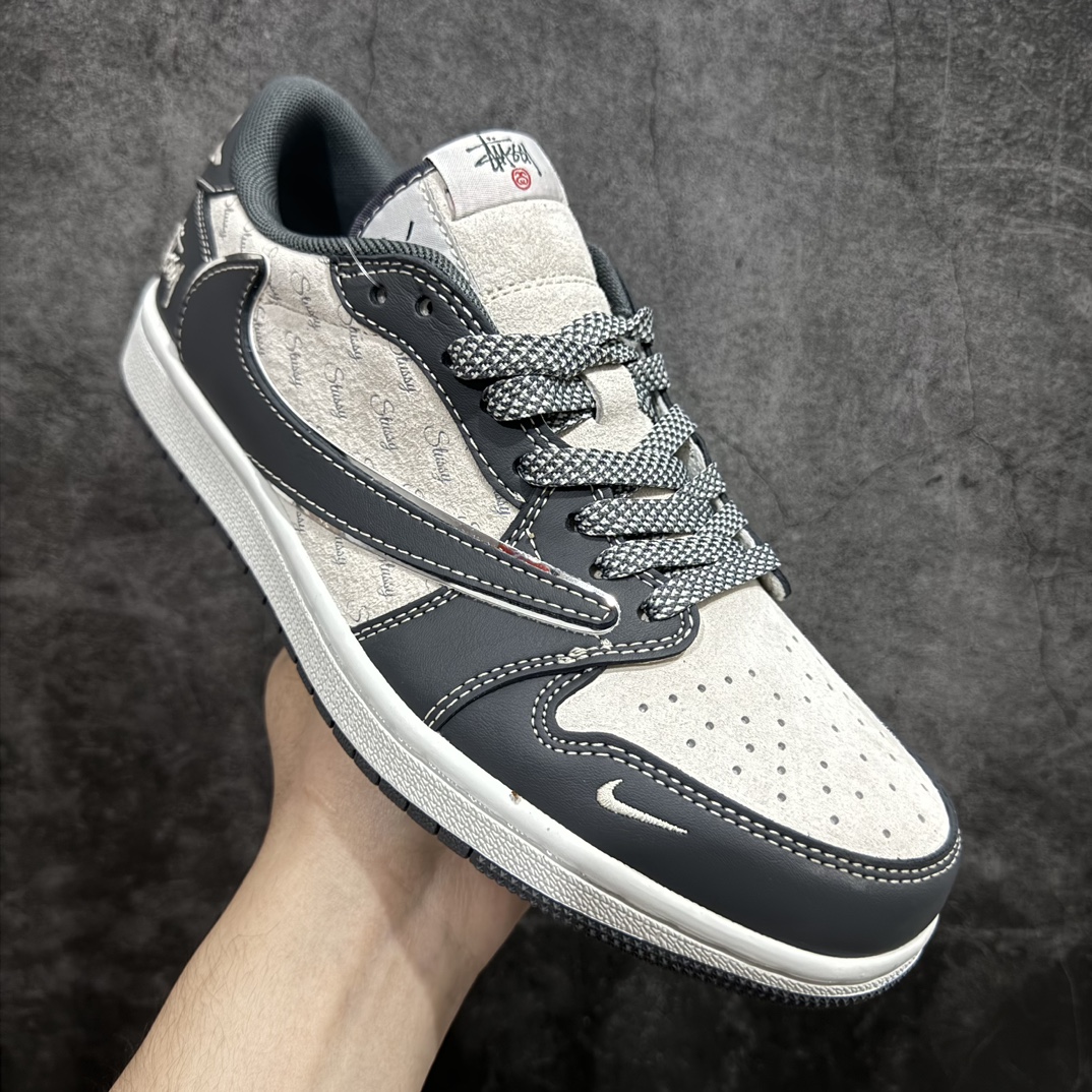 图片[3]-【定制版】Travis Scott x Fragment Design x Air Jordan 1 Low OG SP AJ1 乔1 斯图西联名-黑夜之影 低帮文化休闲板鞋 XZ3398-003rn#多方联名合作融合了Travis Scott 独特的音乐风格，藤原浩个性的设计风格以及Jordan品牌的经典元素 使其成为一双具有独特身份和价值的鞋子 清新而立体的外观加上联名标识更突出了其独特身份 这种配色方案显示出活力和时尚感 在视觉上引人注目  鞋身的质感和细腻的细节处理使其显得高端而格调十足  这款“倒钩”联名是设计与创意完美结合  融合多方的个性风格是一款备受瞩目的潮流鞋款r 尺码：36 36.5 37.5 38 38.5 39 40 40.5 41 42 42.5 43 44 44.5 45 编码：HXS330340-鞋库