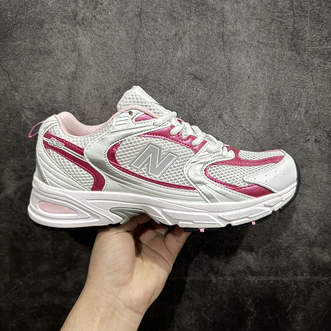 【K版纯原】New Balance 530 NB530 男女休闲慢跑鞋 MR530PK 白粉nn纯原工厂出品 高清洁度和品质n配套商长期套现长期补货 全新货品正常出厂触屏不到的单价 超级跑量款全套原楦原纸板原厂数据开发 进口三明治网面原装进口翻毛皮料正确绒感卡色 正确中底拉帮中底网布细节 采用轻质牛剖革拼接透气网眼衬垫织物鞋面材质 T-Beam大底提供足步弓支撑 保持步态稳定 后跟搭载外露缓震胶 鞋身整体以各种深浅不一的灰色覆盖 鞋头以淡蓝色调装饰 网眼衬垫通过不规律的色块实现做旧的美感 泛黄的鞋底更是进一步增添了复古气息  尺码：36 37 37.5 38 38.5 39.5 40 40.5 41.5 42 42.5 43 44 44.5 45 编码：HXS220240-鞋库