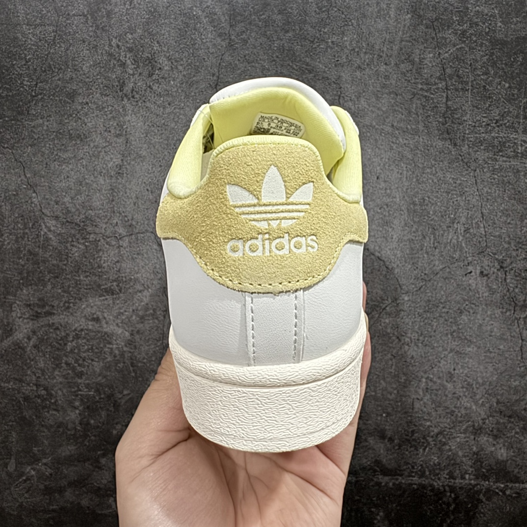 图片[4]-【公司级】阿迪达斯 ADIDAS SUPERSTAR 三叶草☘️经典贝壳头系列 双鞋带 新款休闲板鞋潮流女士运动鞋 。n鞋面皮革材质 标志性的贝壳鞋头，锯齿三条纹，简约的线条。就连版型和比例，都在向1982年的鞋款致敬。可谓“形神兼备”的复刻。无论在哪，无论去哪，你或许都需要这样一双既舒适又时尚的鞋。1970年问世于篮球场的adidas Superstar，集舒适与时尚于一身。这款经典鞋，缀低调图案，灵感源自公共交通地图。设计简约，旨在伴你出行。心动不如行动，系好鞋带，出发吧。 货号：IF1805n码数：35-40含半码 编码：XN200220-鞋库