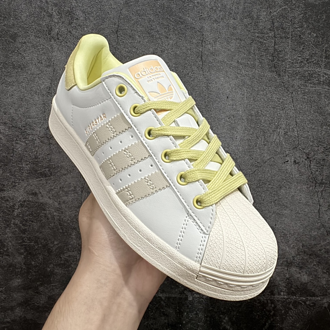 图片[3]-【公司级】阿迪达斯 ADIDAS SUPERSTAR 三叶草☘️经典贝壳头系列 双鞋带 新款休闲板鞋潮流女士运动鞋 。n鞋面皮革材质 标志性的贝壳鞋头，锯齿三条纹，简约的线条。就连版型和比例，都在向1982年的鞋款致敬。可谓“形神兼备”的复刻。无论在哪，无论去哪，你或许都需要这样一双既舒适又时尚的鞋。1970年问世于篮球场的adidas Superstar，集舒适与时尚于一身。这款经典鞋，缀低调图案，灵感源自公共交通地图。设计简约，旨在伴你出行。心动不如行动，系好鞋带，出发吧。 货号：IF1805n码数：35-40含半码 编码：XN200220-鞋库