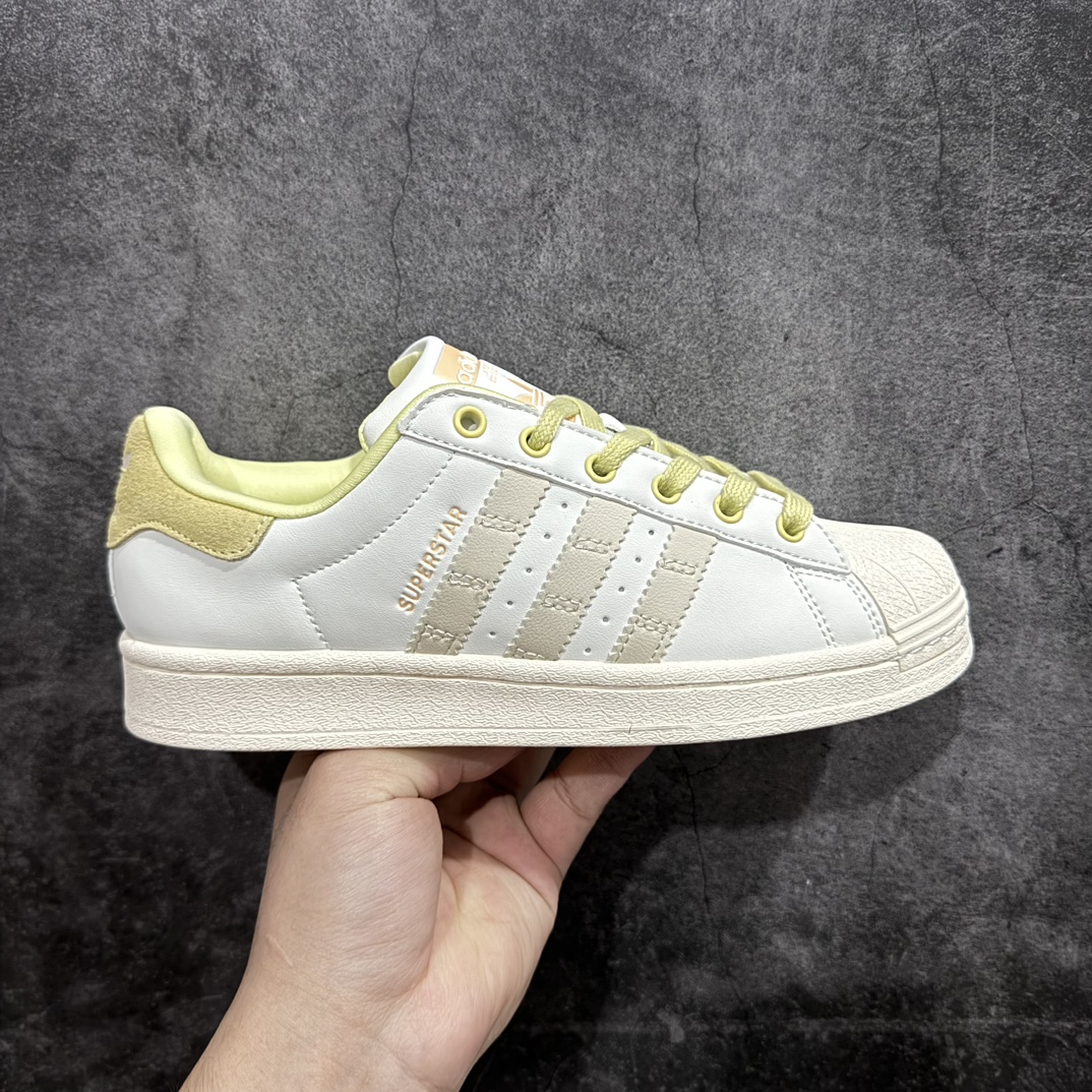 【公司级】阿迪达斯 ADIDAS SUPERSTAR 三叶草☘️经典贝壳头系列 双鞋带 新款休闲板鞋潮流女士运动鞋 。n鞋面皮革材质 标志性的贝壳鞋头，锯齿三条纹，简约的线条。就连版型和比例，都在向1982年的鞋款致敬。可谓“形神兼备”的复刻。无论在哪，无论去哪，你或许都需要这样一双既舒适又时尚的鞋。1970年问世于篮球场的adidas Superstar，集舒适与时尚于一身。这款经典鞋，缀低调图案，灵感源自公共交通地图。设计简约，旨在伴你出行。心动不如行动，系好鞋带，出发吧。 货号：IF1805n码数：35-40含半码 编码：XN200220-鞋库