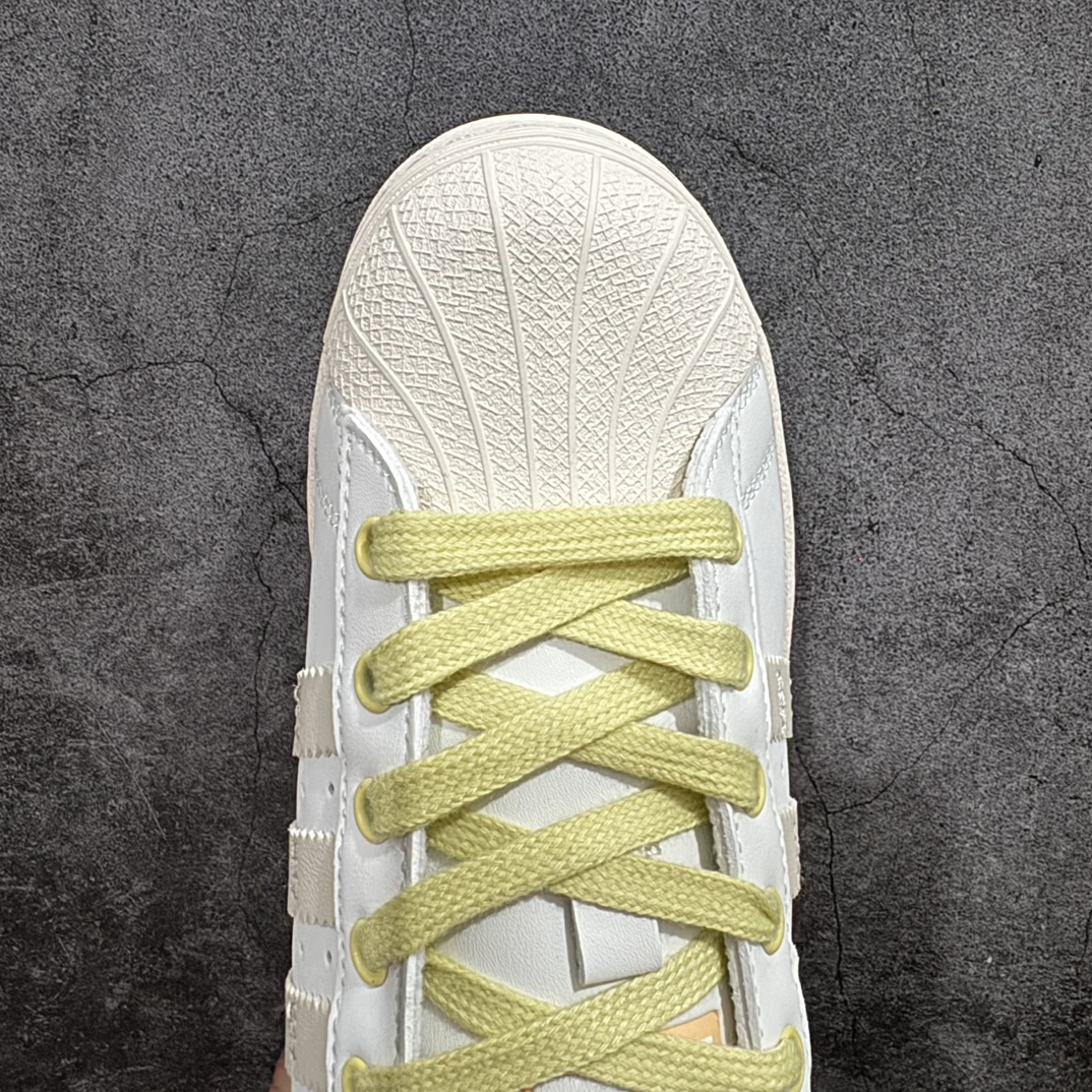 图片[5]-【公司级】阿迪达斯 ADIDAS SUPERSTAR 三叶草☘️经典贝壳头系列 双鞋带 新款休闲板鞋潮流女士运动鞋 。n鞋面皮革材质 标志性的贝壳鞋头，锯齿三条纹，简约的线条。就连版型和比例，都在向1982年的鞋款致敬。可谓“形神兼备”的复刻。无论在哪，无论去哪，你或许都需要这样一双既舒适又时尚的鞋。1970年问世于篮球场的adidas Superstar，集舒适与时尚于一身。这款经典鞋，缀低调图案，灵感源自公共交通地图。设计简约，旨在伴你出行。心动不如行动，系好鞋带，出发吧。 货号：IF1805n码数：35-40含半码 编码：XN200220-鞋库