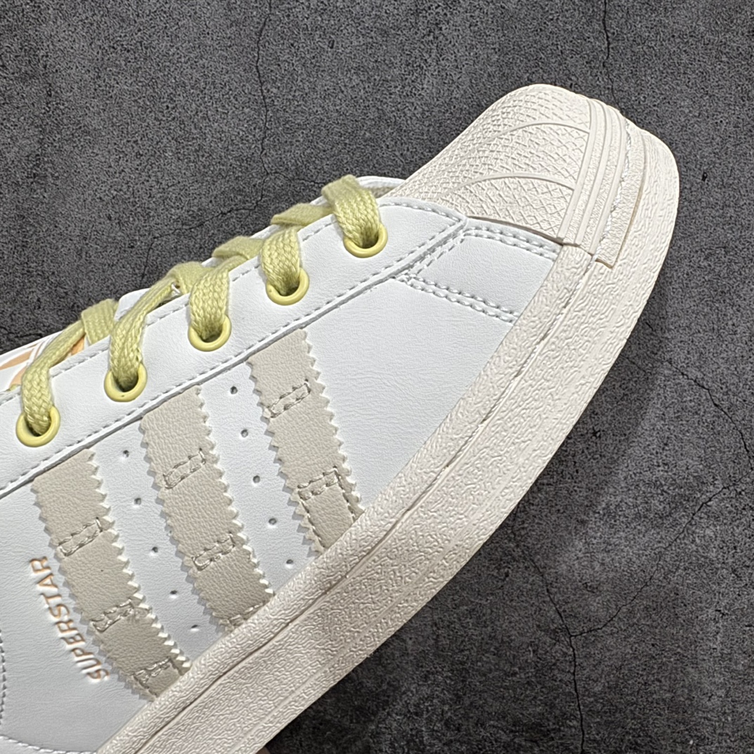 图片[6]-【公司级】阿迪达斯 ADIDAS SUPERSTAR 三叶草☘️经典贝壳头系列 双鞋带 新款休闲板鞋潮流女士运动鞋 。n鞋面皮革材质 标志性的贝壳鞋头，锯齿三条纹，简约的线条。就连版型和比例，都在向1982年的鞋款致敬。可谓“形神兼备”的复刻。无论在哪，无论去哪，你或许都需要这样一双既舒适又时尚的鞋。1970年问世于篮球场的adidas Superstar，集舒适与时尚于一身。这款经典鞋，缀低调图案，灵感源自公共交通地图。设计简约，旨在伴你出行。心动不如行动，系好鞋带，出发吧。 货号：IF1805n码数：35-40含半码 编码：XN200220-鞋库