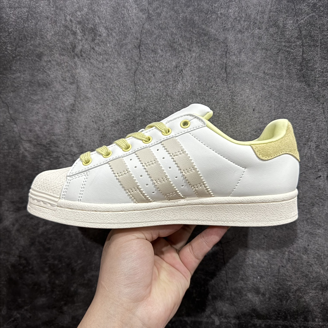 图片[2]-【公司级】阿迪达斯 ADIDAS SUPERSTAR 三叶草☘️经典贝壳头系列 双鞋带 新款休闲板鞋潮流女士运动鞋 。n鞋面皮革材质 标志性的贝壳鞋头，锯齿三条纹，简约的线条。就连版型和比例，都在向1982年的鞋款致敬。可谓“形神兼备”的复刻。无论在哪，无论去哪，你或许都需要这样一双既舒适又时尚的鞋。1970年问世于篮球场的adidas Superstar，集舒适与时尚于一身。这款经典鞋，缀低调图案，灵感源自公共交通地图。设计简约，旨在伴你出行。心动不如行动，系好鞋带，出发吧。 货号：IF1805n码数：35-40含半码 编码：XN200220-鞋库