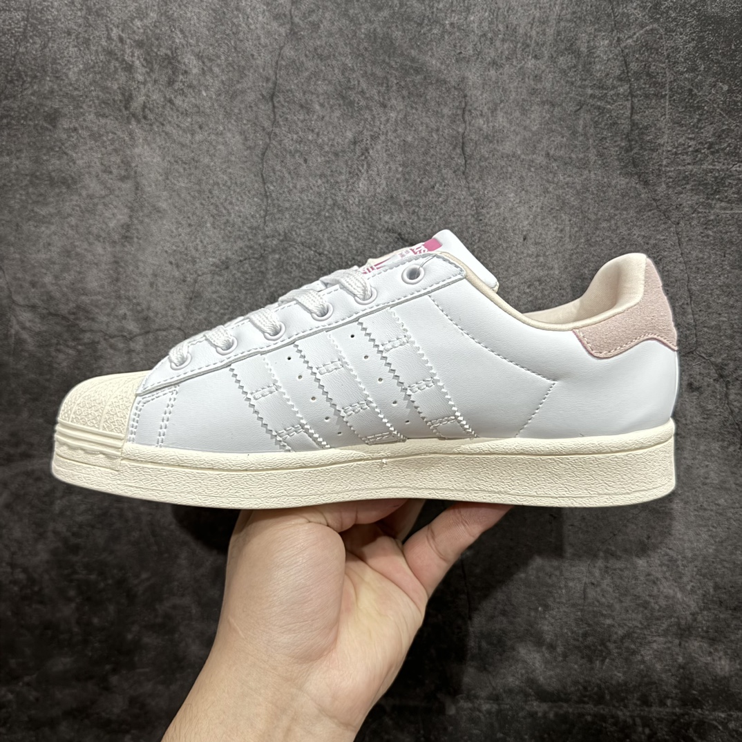 图片[2]-【公司级】阿迪达斯 ADIDAS SUPERSTAR 三叶草☘️经典贝壳头系列 双鞋带 新款休闲板鞋潮流女士运动鞋 。n鞋面皮革材质 标志性的贝壳鞋头，锯齿三条纹，简约的线条。就连版型和比例，都在向1982年的鞋款致敬。可谓“形神兼备”的复刻。无论在哪，无论去哪，你或许都需要这样一双既舒适又时尚的鞋。1970年问世于篮球场的adidas Superstar，集舒适与时尚于一身。这款经典鞋，缀低调图案，灵感源自公共交通地图。设计简约，旨在伴你出行。心动不如行动，系好鞋带，出发吧。 货号：IF1802n码数：35-40含半码 编码：XN200220-鞋库