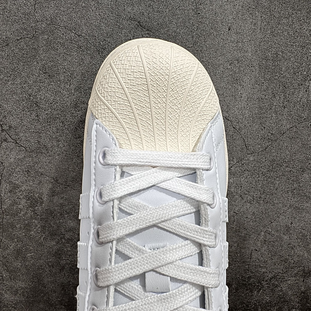 图片[5]-【公司级】阿迪达斯 ADIDAS SUPERSTAR 三叶草☘️经典贝壳头系列 双鞋带 新款休闲板鞋潮流女士运动鞋 。n鞋面皮革材质 标志性的贝壳鞋头，锯齿三条纹，简约的线条。就连版型和比例，都在向1982年的鞋款致敬。可谓“形神兼备”的复刻。无论在哪，无论去哪，你或许都需要这样一双既舒适又时尚的鞋。1970年问世于篮球场的adidas Superstar，集舒适与时尚于一身。这款经典鞋，缀低调图案，灵感源自公共交通地图。设计简约，旨在伴你出行。心动不如行动，系好鞋带，出发吧。 货号：IF1802n码数：35-40含半码 编码：XN200220-鞋库