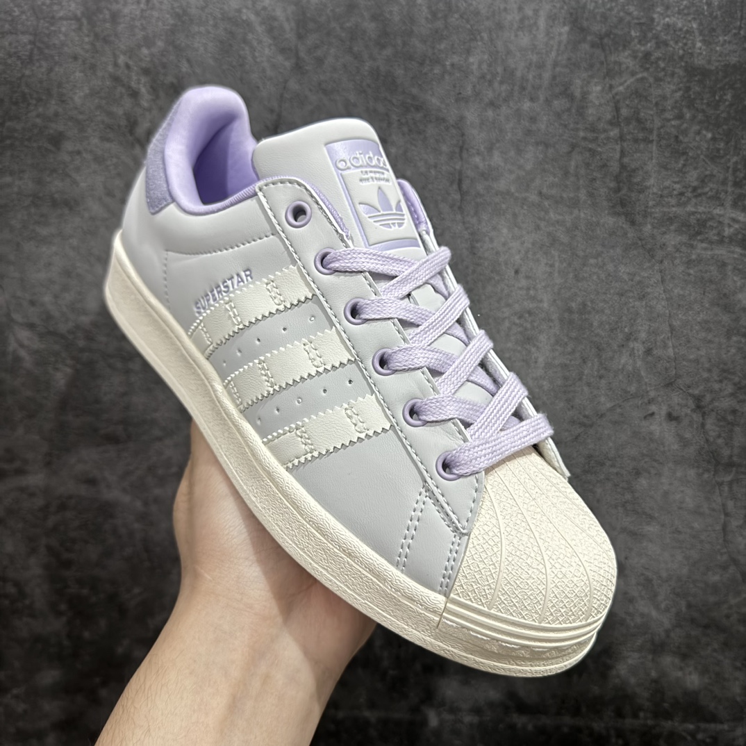 图片[3]-【公司级】阿迪达斯 ADIDAS SUPERSTAR 三叶草☘️经典贝壳头系列 双鞋带 新款休闲板鞋潮流女士运动鞋 。n鞋面皮革材质 标志性的贝壳鞋头，锯齿三条纹，简约的线条。就连版型和比例，都在向1982年的鞋款致敬。可谓“形神兼备”的复刻。无论在哪，无论去哪，你或许都需要这样一双既舒适又时尚的鞋。1970年问世于篮球场的adidas Superstar，集舒适与时尚于一身。这款经典鞋，缀低调图案，灵感源自公共交通地图。设计简约，旨在伴你出行。心动不如行动，系好鞋带，出发吧。 货号：IF1804n码数：35-40含半码 编码：XN200220-鞋库