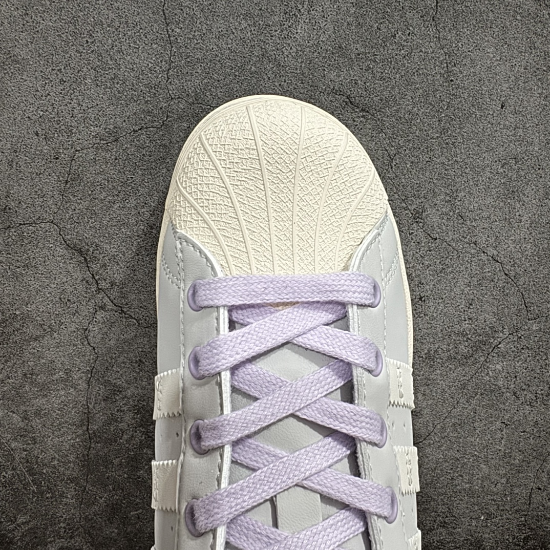 图片[5]-【公司级】阿迪达斯 ADIDAS SUPERSTAR 三叶草☘️经典贝壳头系列 双鞋带 新款休闲板鞋潮流女士运动鞋 。n鞋面皮革材质 标志性的贝壳鞋头，锯齿三条纹，简约的线条。就连版型和比例，都在向1982年的鞋款致敬。可谓“形神兼备”的复刻。无论在哪，无论去哪，你或许都需要这样一双既舒适又时尚的鞋。1970年问世于篮球场的adidas Superstar，集舒适与时尚于一身。这款经典鞋，缀低调图案，灵感源自公共交通地图。设计简约，旨在伴你出行。心动不如行动，系好鞋带，出发吧。 货号：IF1804n码数：35-40含半码 编码：XN200220-鞋库