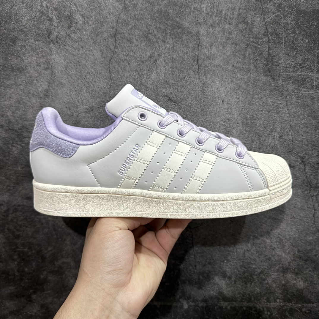 【公司级】阿迪达斯 ADIDAS SUPERSTAR 三叶草☘️经典贝壳头系列 双鞋带 新款休闲板鞋潮流女士运动鞋 。n鞋面皮革材质 标志性的贝壳鞋头，锯齿三条纹，简约的线条。就连版型和比例，都在向1982年的鞋款致敬。可谓“形神兼备”的复刻。无论在哪，无论去哪，你或许都需要这样一双既舒适又时尚的鞋。1970年问世于篮球场的adidas Superstar，集舒适与时尚于一身。这款经典鞋，缀低调图案，灵感源自公共交通地图。设计简约，旨在伴你出行。心动不如行动，系好鞋带，出发吧。 货号：IF1804n码数：35-40含半码 编码：XN200220-鞋库