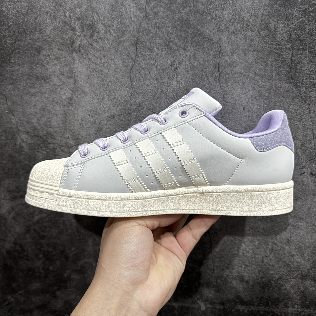 图片[2]-【公司级】阿迪达斯 ADIDAS SUPERSTAR 三叶草☘️经典贝壳头系列 双鞋带 新款休闲板鞋潮流女士运动鞋 。n鞋面皮革材质 标志性的贝壳鞋头，锯齿三条纹，简约的线条。就连版型和比例，都在向1982年的鞋款致敬。可谓“形神兼备”的复刻。无论在哪，无论去哪，你或许都需要这样一双既舒适又时尚的鞋。1970年问世于篮球场的adidas Superstar，集舒适与时尚于一身。这款经典鞋，缀低调图案，灵感源自公共交通地图。设计简约，旨在伴你出行。心动不如行动，系好鞋带，出发吧。 货号：IF1804n码数：35-40含半码 编码：XN200220-鞋库