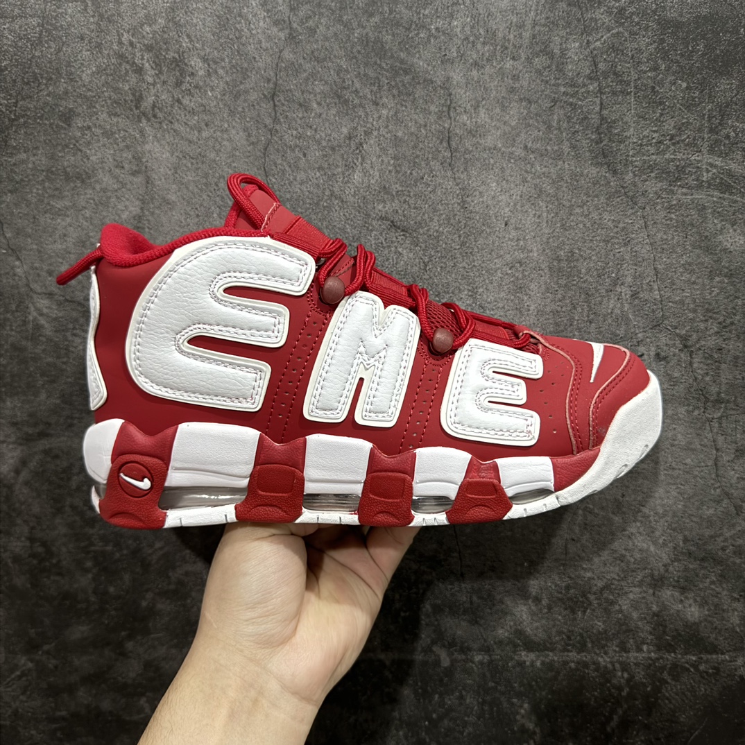 【CK纯原】Supreme x NK Air More Uptempo 联名款皮蓬大Air复古文化篮球鞋 920092-600nNK更给予了 Supreme 最大的设计自由度 它看起来就像是在AirMoreUptempo 进行了改造 将元年鞋面出现的两侧的大“AIR”字样改成了反光 SUPREME 字样去呈现 同时搭配以白色Swoosh和 Air-Sole气垫大底 让整双鞋一跃成为更切合到 Supreme 街头造型 SIZE：36 36.5 37.5 38 38.5 39 40 40.5 41 42 42.5 43 44 44.5 45 46 编码：CK210230-鞋库