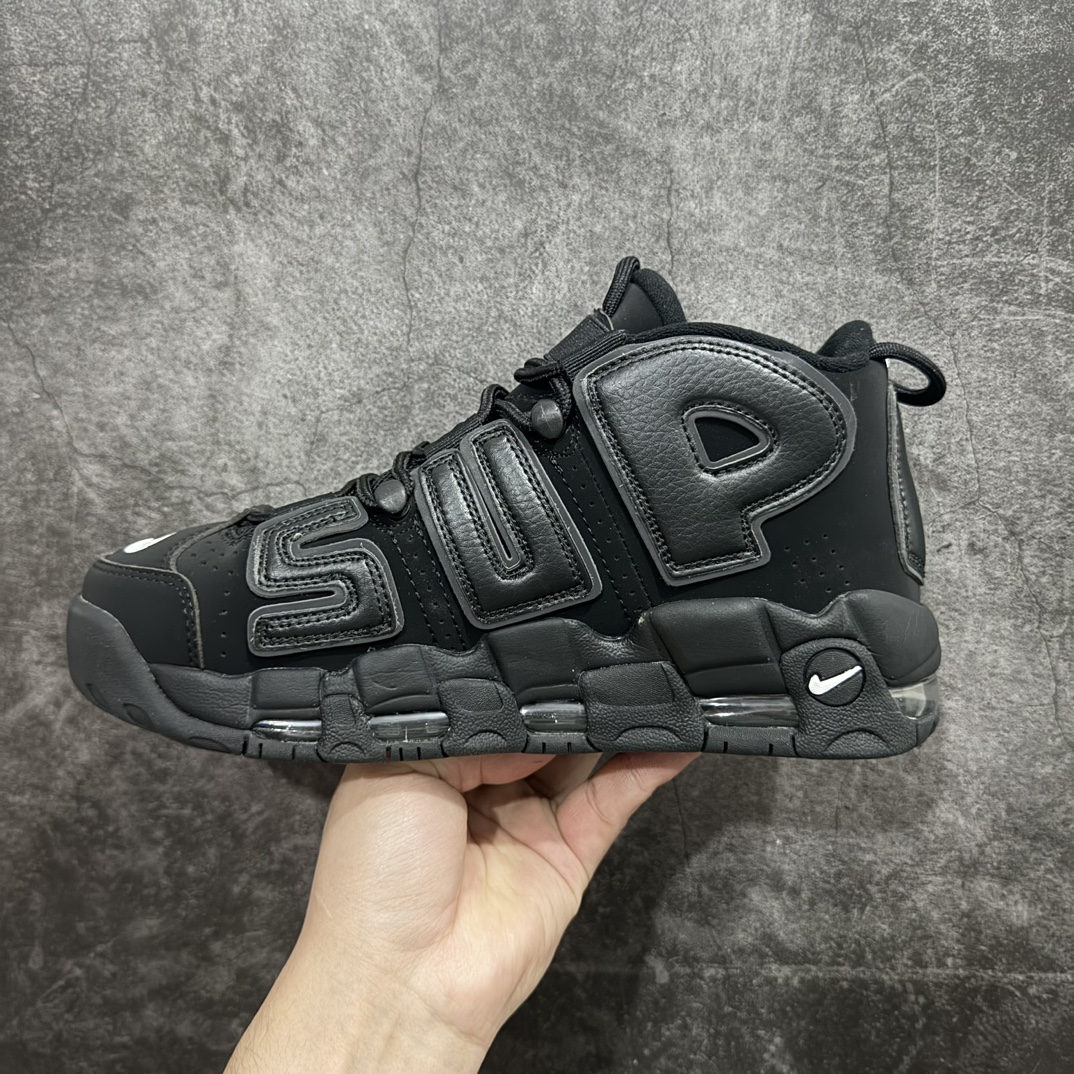 图片[2]-【CK纯原】Supreme x NK Air More Uptempo 联名款皮蓬大Air复古文化篮球鞋 纯黑 920092-001nnNK更给予了 Supreme 最大的设计自由度 它看起来就像是在AirMoreUptempo 进行了改造 将元年鞋面出现的两侧的大“AIR”字样改成了反光 SUPREME 字样去呈现 同时搭配以白色Swoosh和 Air-Sole气垫大底 让整双鞋一跃成为更切合到 Supreme 街头造型 SIZE：36 36.5 37.5 38 38.5 39 40 40.5 41 42 42.5 43 44 44.5 45 46 编码：CK210230-鞋库