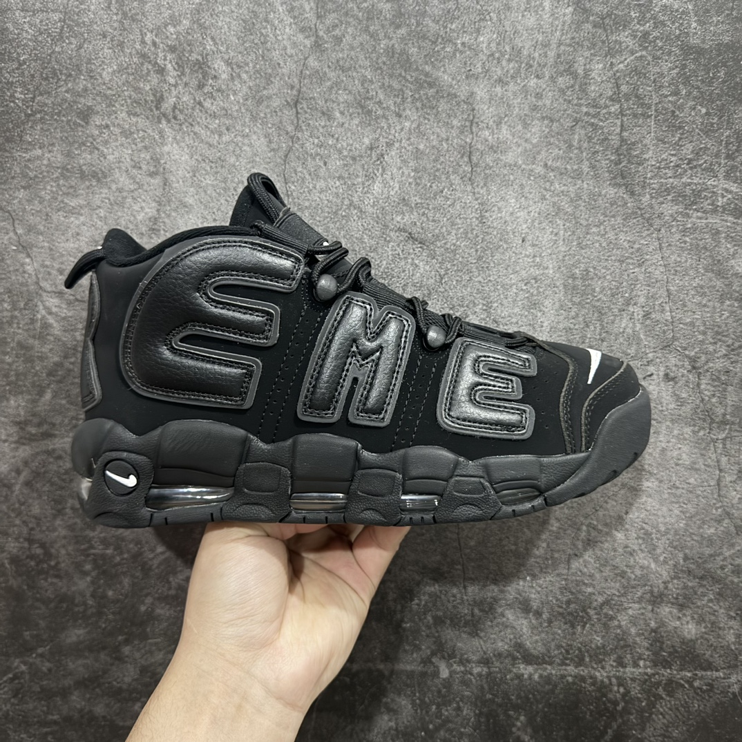 【CK纯原】Supreme x NK Air More Uptempo 联名款皮蓬大Air复古文化篮球鞋 纯黑 920092-001nnNK更给予了 Supreme 最大的设计自由度 它看起来就像是在AirMoreUptempo 进行了改造 将元年鞋面出现的两侧的大“AIR”字样改成了反光 SUPREME 字样去呈现 同时搭配以白色Swoosh和 Air-Sole气垫大底 让整双鞋一跃成为更切合到 Supreme 街头造型 SIZE：36 36.5 37.5 38 38.5 39 40 40.5 41 42 42.5 43 44 44.5 45 46 编码：CK210230-鞋库