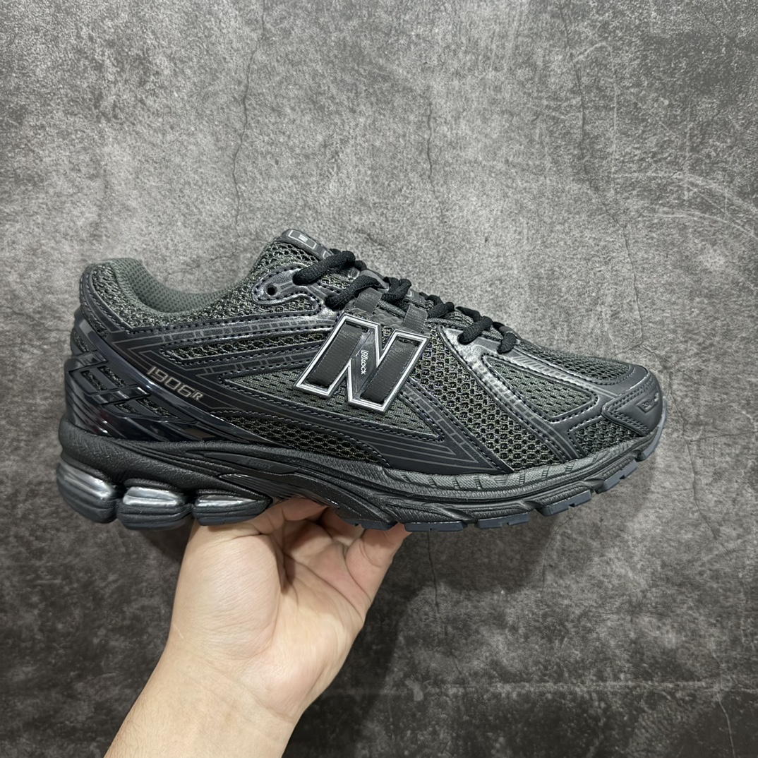 【纯原版】NB新百伦New Balance M1906R  M1906RJB 系列复古老爹风休闲运动慢跑鞋采用轻质牛剖革拼接透气网眼衬垫织物鞋面材质#T-Beam大底提供足步弓支撑，保持步态稳定#后跟搭载外露缓震胶 鞋身整体以各种深浅不一的灰色覆盖，鞋头以淡蓝色调装饰，网眼衬垫通过不规律的色块实现做旧的美感，泛黄的鞋底更是进一步增添了复古气息。 尺码：36 37 37.5 38 38.5 39.5 40 40.5 41.5 42 42.5 43 44 45 46.5 编码：JP260280-鞋库