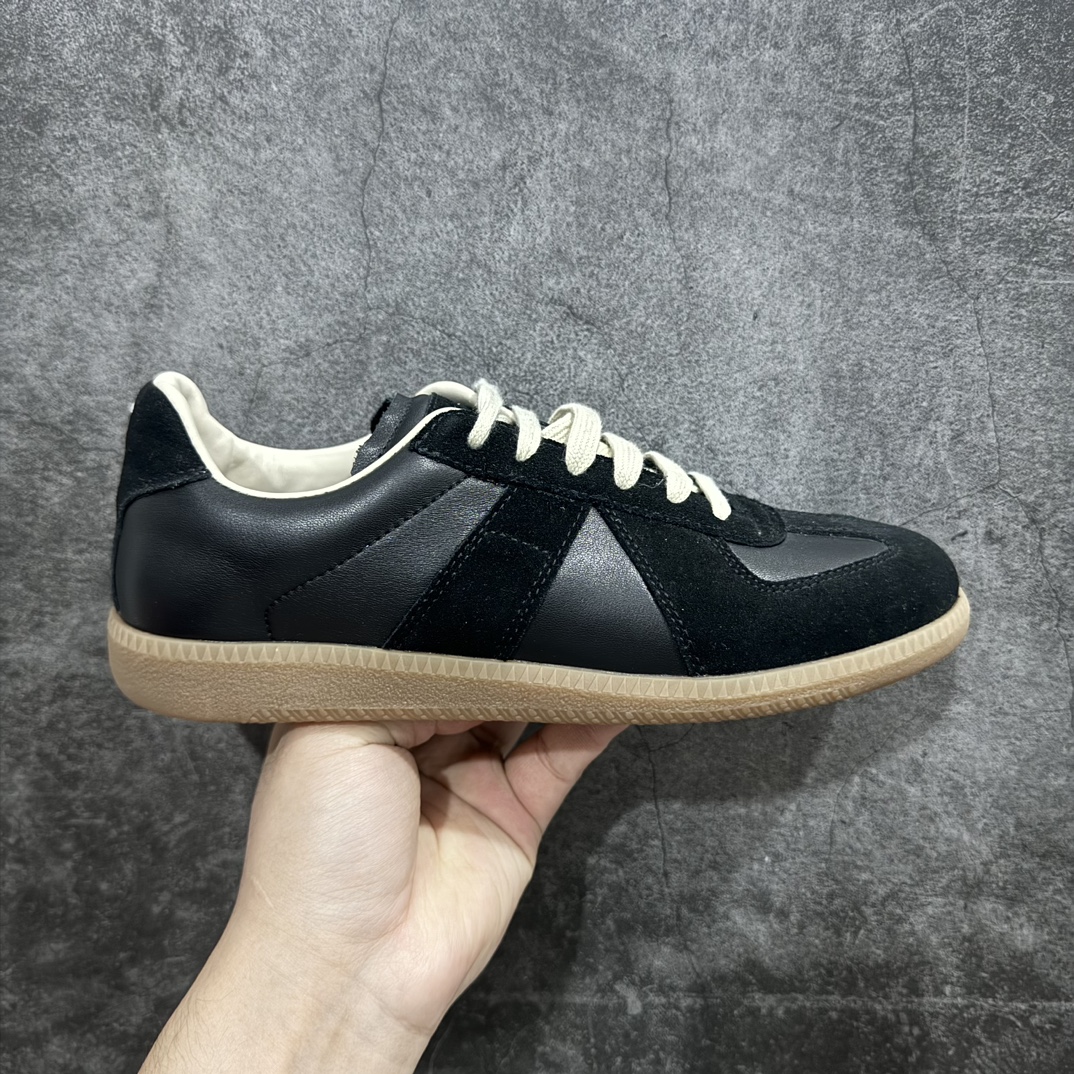 【原版礼盒版】Maison Margiela MM6梅森马吉拉 Calfskin Replica 复古 德训 时尚板鞋 男女款广货新版本 白色礼盒装 送礼高端大气n原版全套包装 配送精致白色礼盒网红单品 高端外贸 平台零售专供批次全头层软牛皮鞋面 头层羊皮内里n乳胶鞋垫 中底钢印 原版织唛 尺码：35 36 37 38 39 40 41 42 43 44  45 编码：TL390420-鞋库