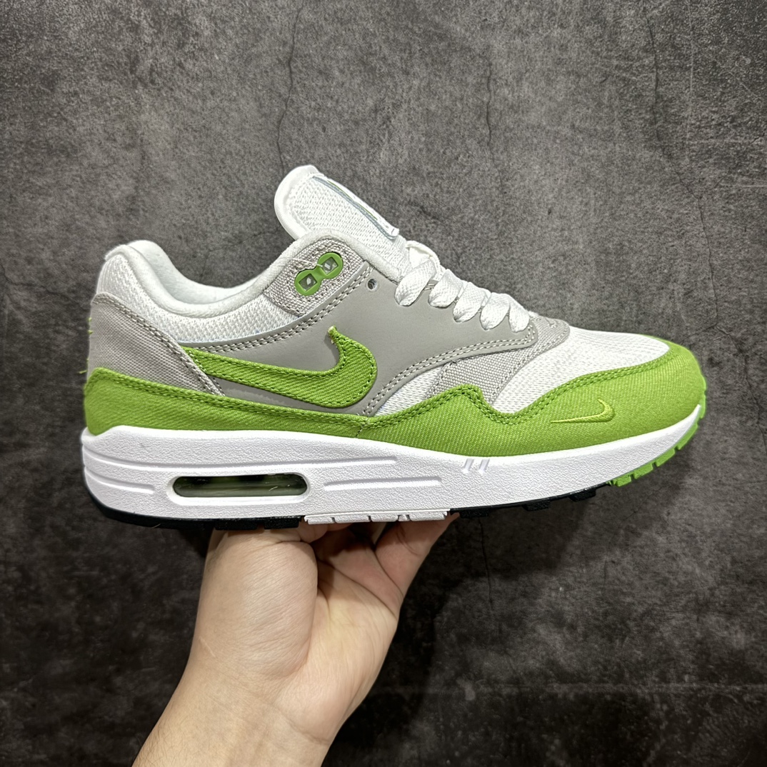 【公司级】NK Air Max 1 初代复古气垫慢跑鞋 HF1012-300 由Tinker Hatfeld和Mark Parker在1987年设计 灵感来自于巴黎蓬皮杜中心 在参观了蓬皮杜中心之后提出了Air Max的标志性开窗可视气垫的理念 并将其实际开发成功 是NK史上第一双可视气垫跑鞋 凭借着Air Max气垫带来的舒适脚感和鞋面面料上的不断精进才使得Air Max 1在现如今都是复古慢跑鞋的首选 深厚的历史渊源 独特的流线形设计 极为复古的外观使得它深受鞋迷的喜爱 SIZE：36 36.5 37.5 38 38.5 39 40 40.5 41 42 42.5 43 44 44.5 45 编码：LDS250270-鞋库