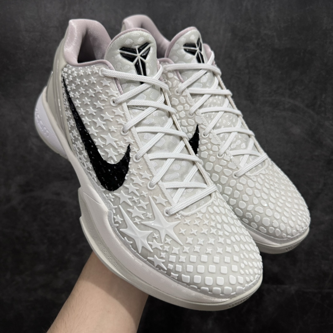 【GX美版】复刻天花板 Nike Zoom Kobe 6 Protro “All-Star 2.0”科比6低帮 篮球鞋 男款 白色 男子实战篮球鞋 FQ3546-100nn完美复刻公司货 前掌超大Zoom Turbo气垫后掌EVA缓震 真正的原汁原味 还原ZP脚感全身鞋材卡料色独家定制 唯一正确喷漆工艺Swoosh 正确凹凸蛇鳞工艺 正确鞋面渐变效果 内全置真动飞态线 独立原厂模具 最大尺码达到48.5码 首批不拼图大几率过验 亲测已过 支持各种高强度实战  尺码：40 40.5 41 42 42.5 43 44 44.5 45 45.5 46 47.5 48.5 49.6 50.5 编码：GX490520-鞋库