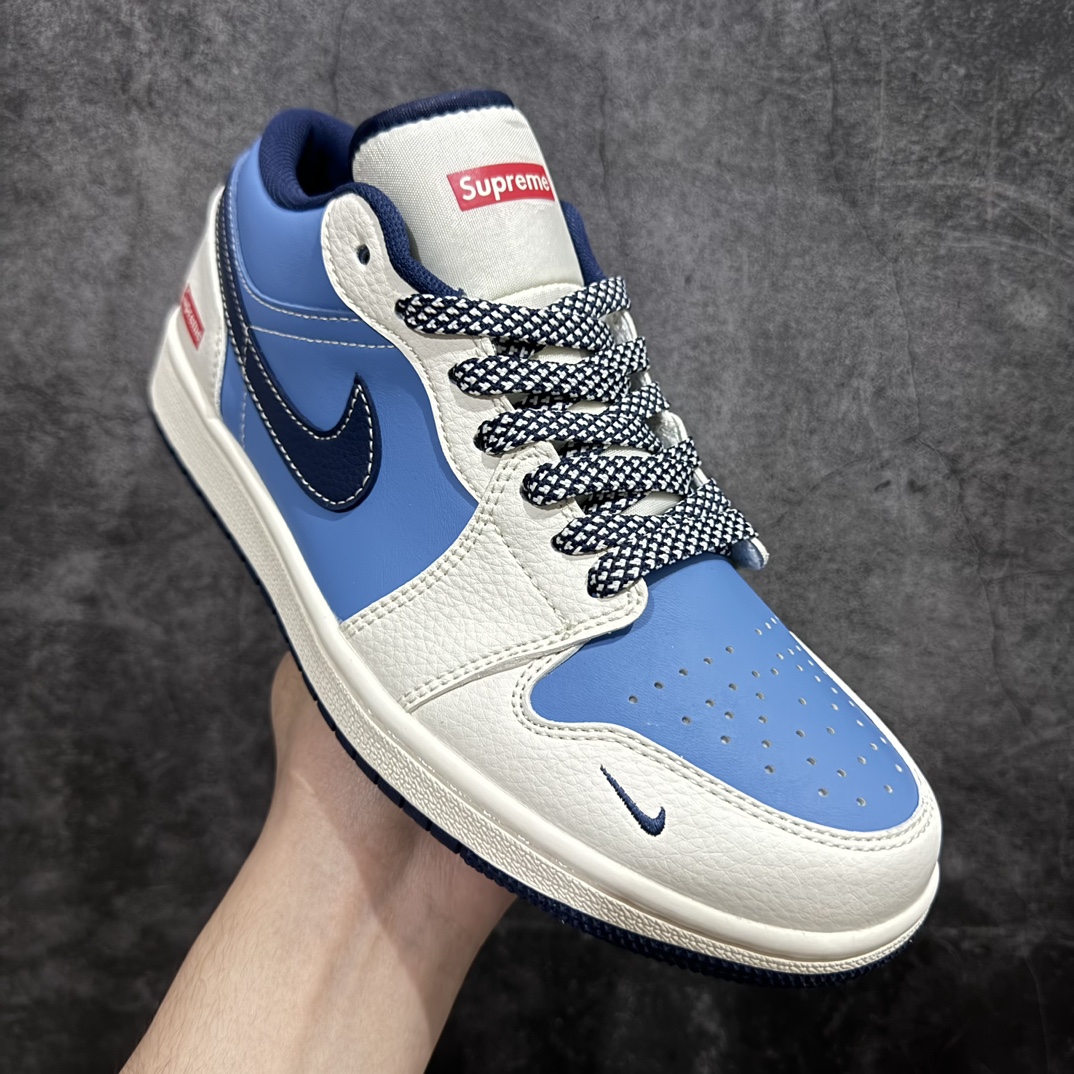 图片[3]-【定制版】Air Jordan 1 Retro Low x Supreme 白蓝小钩满天星n官方同步新色 原装级产物n拒绝公底 立体鞋型 细节完美 高清洁度购置公司同步原材料 原汁原味 忠于原版 货号：XX2410 010n码数：36 36.5 37.5 38 38.5 39 40 40.5 41 42 42.5 43 44 44.5 45 编码：CC280300-鞋库