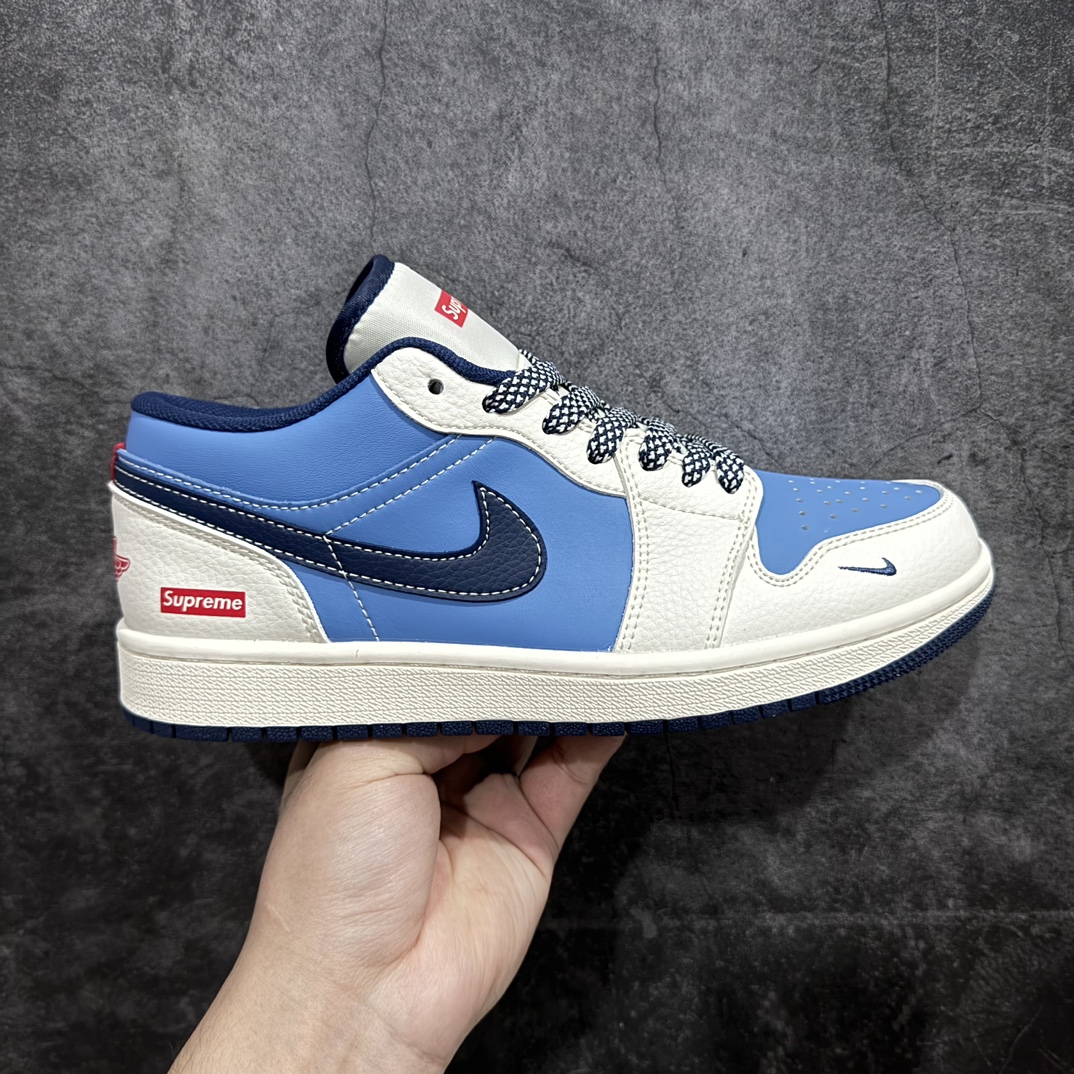 【定制版】Air Jordan 1 Retro Low x Supreme 白蓝小钩满天星n官方同步新色 原装级产物n拒绝公底 立体鞋型 细节完美 高清洁度购置公司同步原材料 原汁原味 忠于原版 货号：XX2410 010n码数：36 36.5 37.5 38 38.5 39 40 40.5 41 42 42.5 43 44 44.5 45 编码：CC280300-鞋库